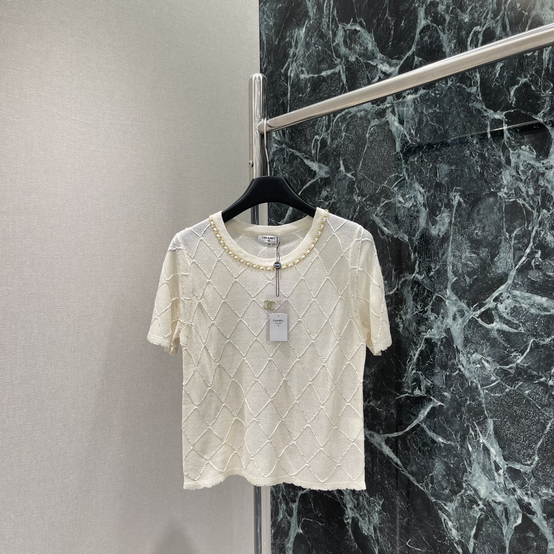 
小香 25早秋新款 立体菱格针织短袖 品相十足胸口以立体皮革链条捆边装饰配合菱格纹理满铺于全身层次丰富