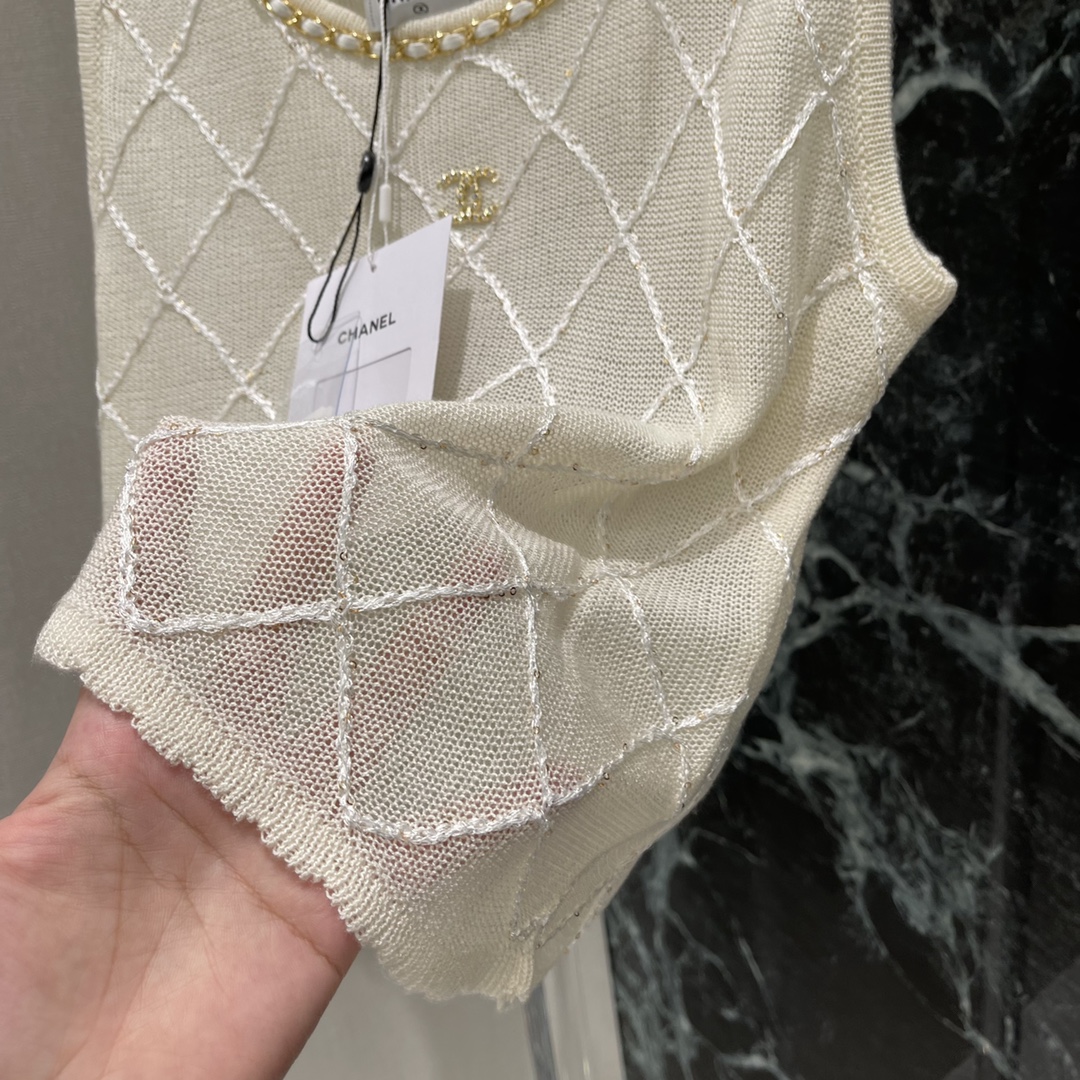 
小香 25早秋新款 立体菱格针织背心 品相十足胸口以立体皮革链条捆边装饰配合菱格纹理满铺于全身层次丰富