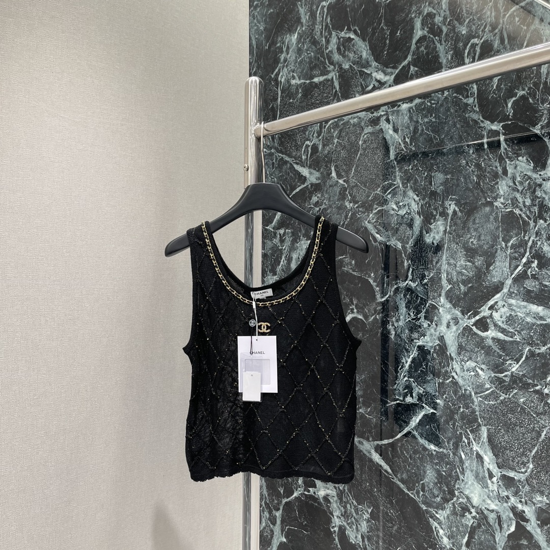 
小香 25早秋新款 立体菱格针织背心 品相十足胸口以立体皮革链条捆边装饰配合菱格纹理满铺于全身层次丰富