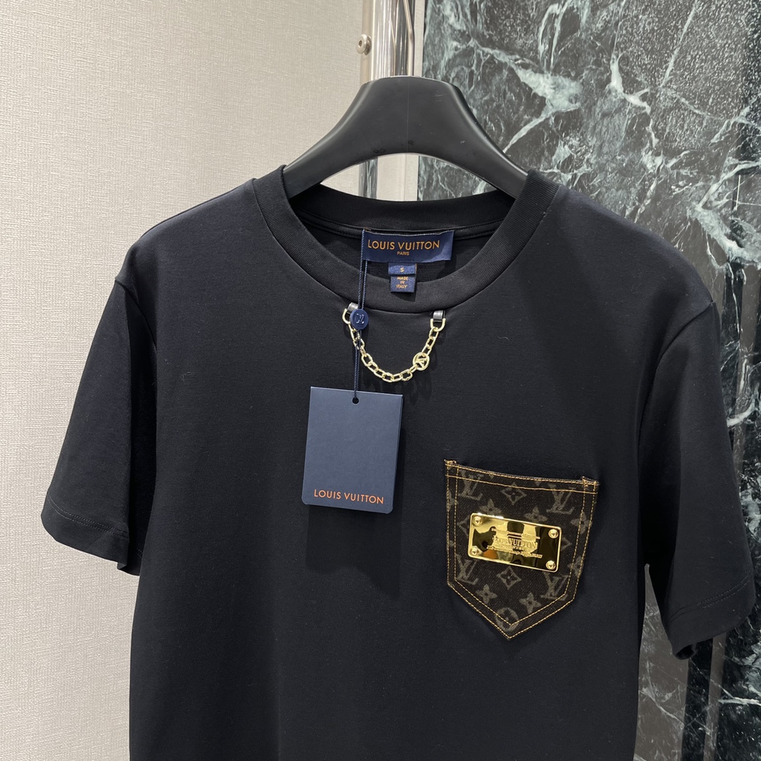 
路易 25早秋新款 口袋金属T恤 前胸口袋之上以字母徽标奠定基调 精致金属印刻 丰富视觉效果 打造时尚