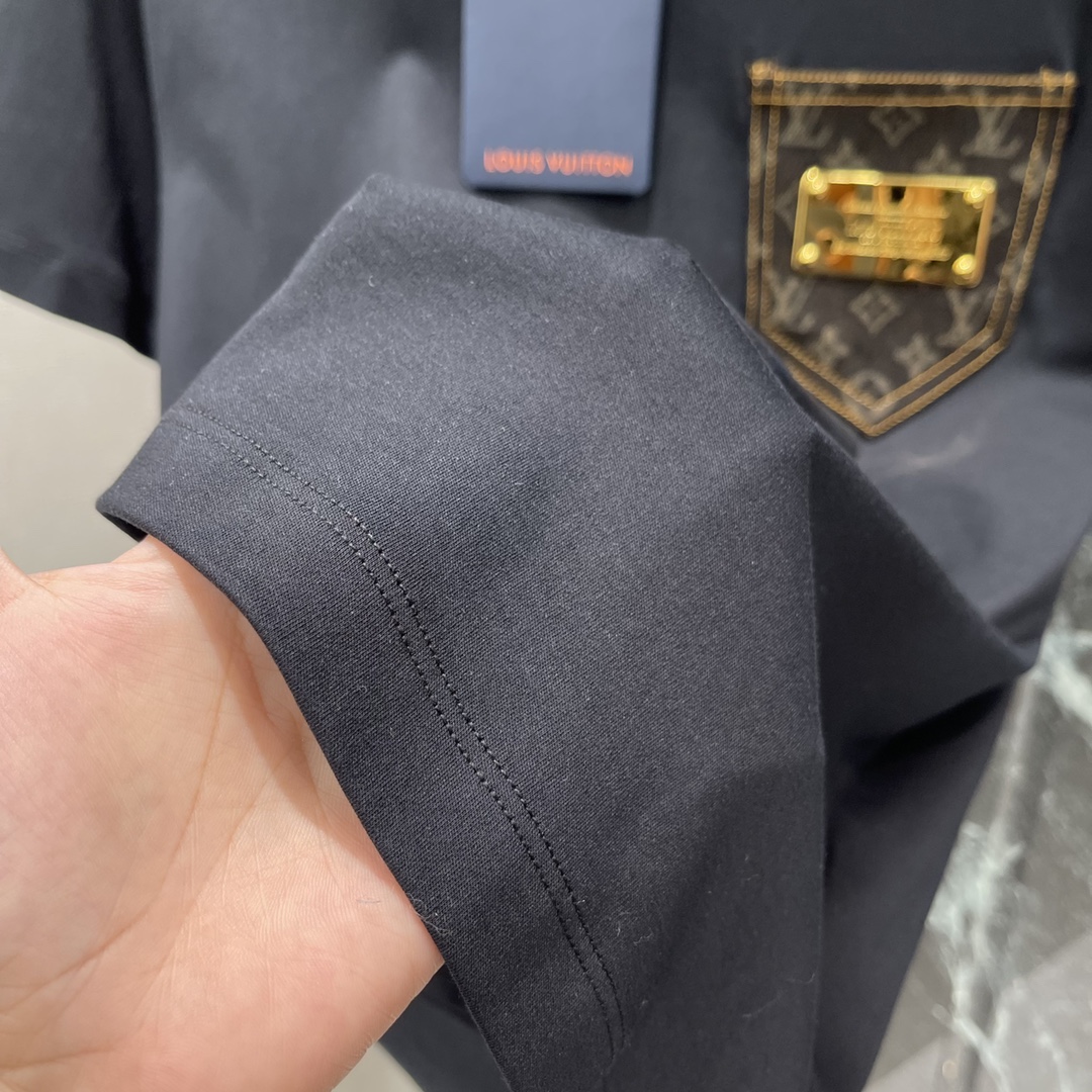 
路易 25早秋新款 口袋金属T恤 前胸口袋之上以字母徽标奠定基调 精致金属印刻 丰富视觉效果 打造时尚