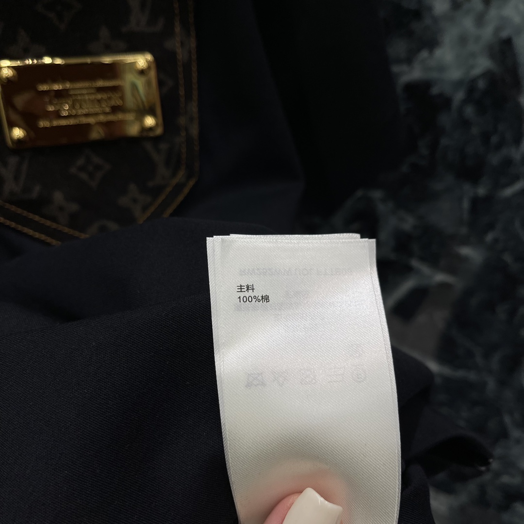 
路易 25早秋新款 口袋金属T恤 前胸口袋之上以字母徽标奠定基调 精致金属印刻 丰富视觉效果 打造时尚