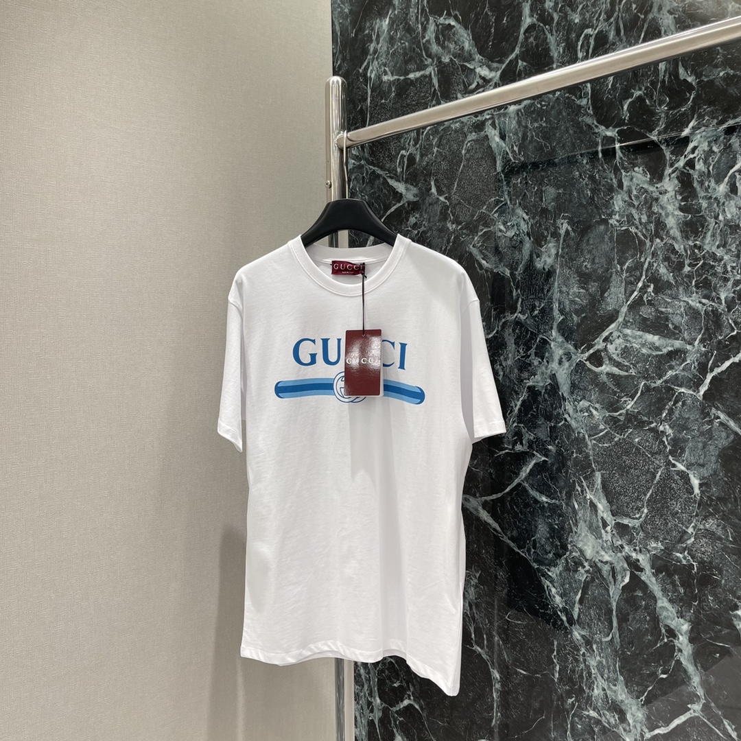 
G家 25早秋新款 印花圆领短袖T恤 胸前利用印花工艺和撞色勾勒出立体风格的品牌字母徽标图案 变体字型