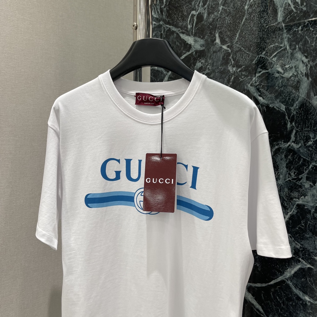 
G家 25早秋新款 印花圆领短袖T恤 胸前利用印花工艺和撞色勾勒出立体风格的品牌字母徽标图案 变体字型