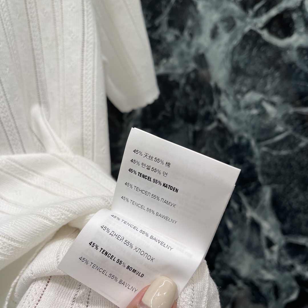 
Miu 25早秋新款 花边针织短袖 通体竖坑条纹理 视觉显瘦更显文艺 领口以波浪花边包边 与袖口下摆呼