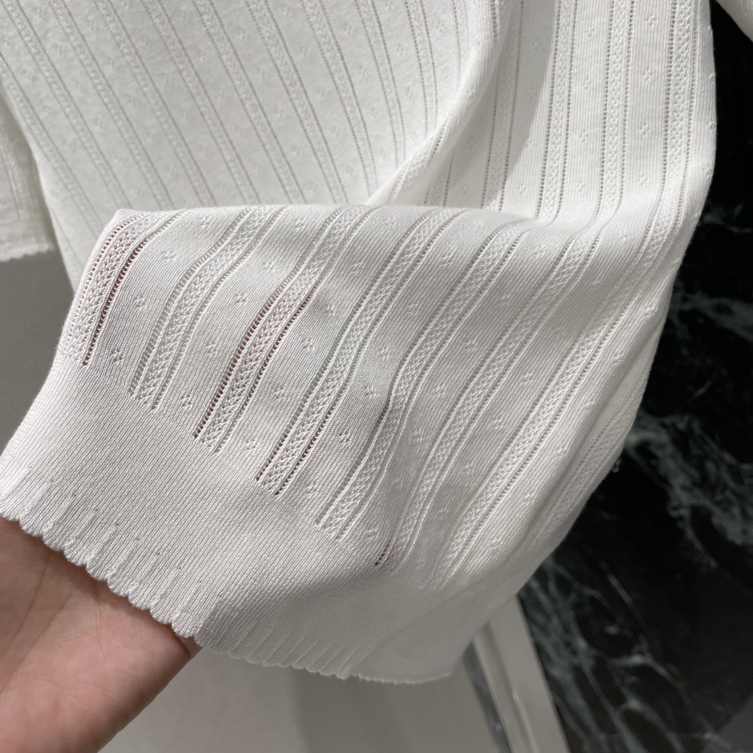 
Miu 25早秋新款 花边针织短袖 通体竖坑条纹理 视觉显瘦更显文艺 领口以波浪花边包边 与袖口下摆呼