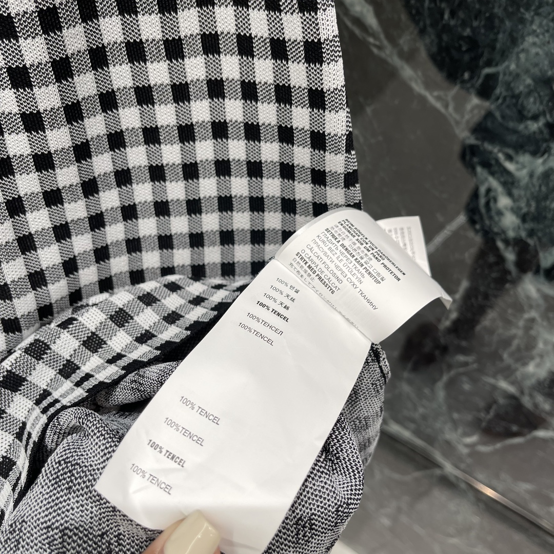 
Miu 25早秋新款 格子吊带裙 胸前装点字母徽标图案 让简单款式穿出甜美气质 穿搭尽显松弛调性 随便