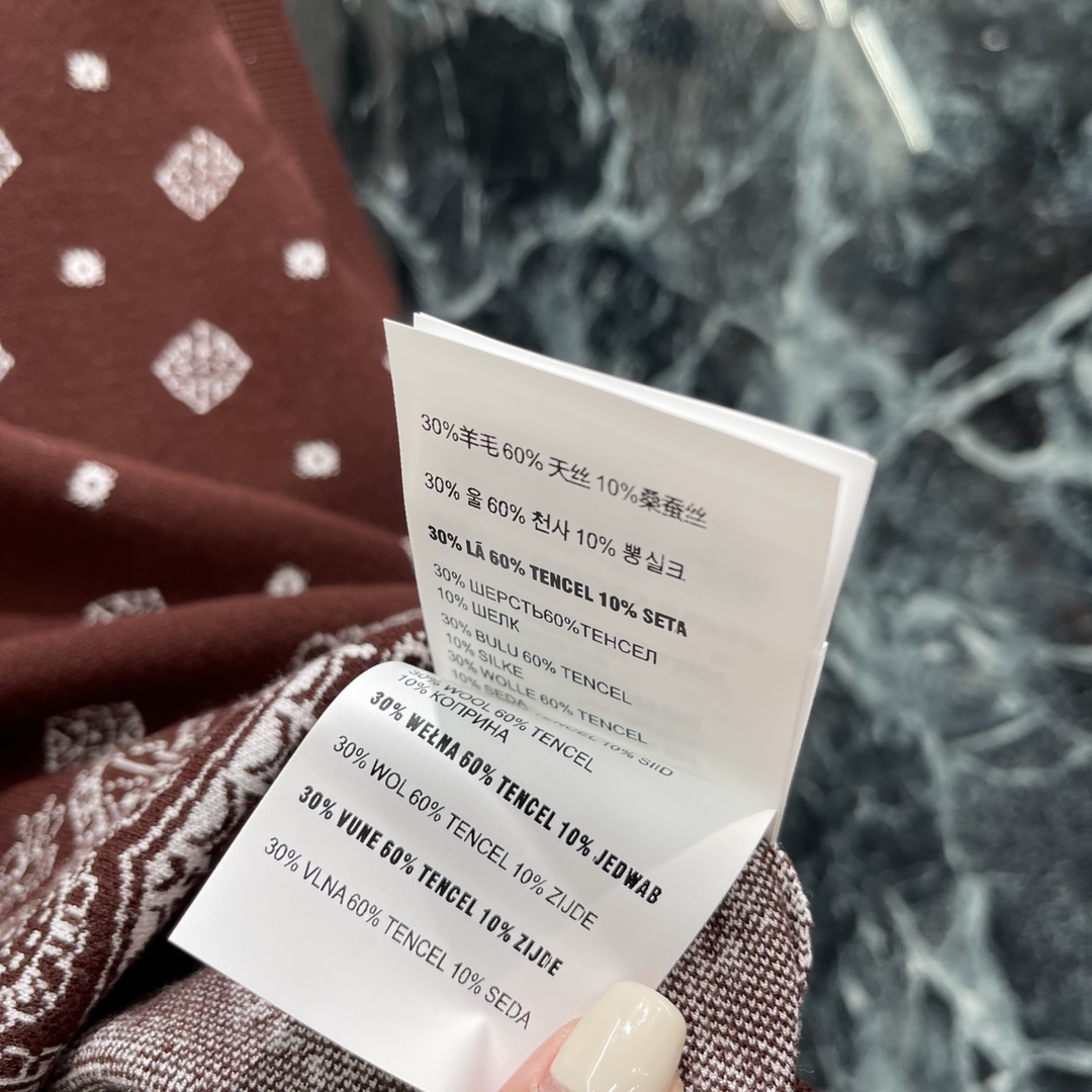 
Miu 25早秋新款 针织短袖背心 大身以菱形镂空图腾➕下摆腰果花装饰点缀 配合螺纹包边精致度满分胸前