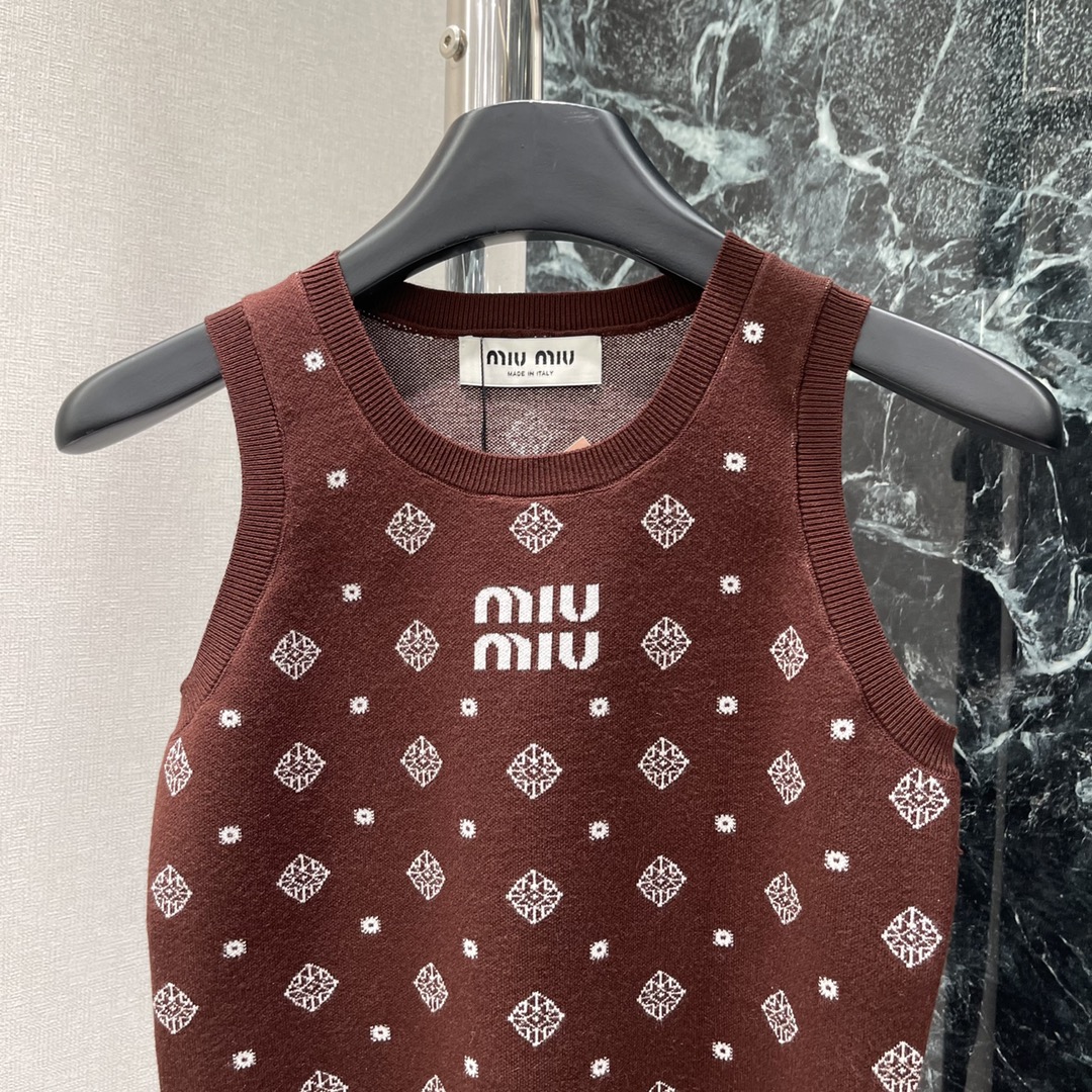 
Miu 25早秋新款 针织短袖背心 大身以菱形镂空图腾➕下摆腰果花装饰点缀 配合螺纹包边精致度满分胸前