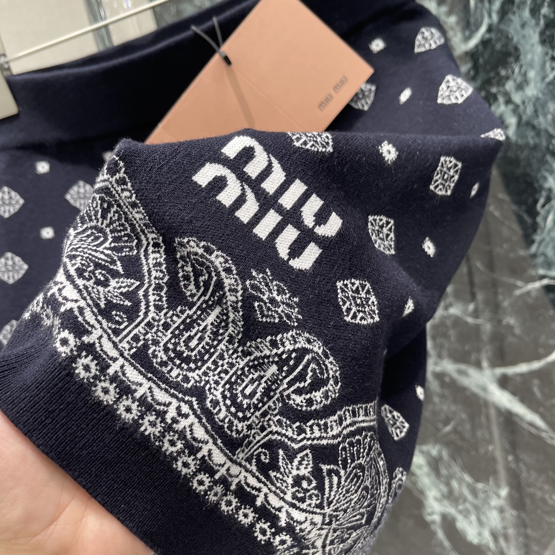 
Miu 25早秋新款 针织半裙  大身以菱形镂空图腾➕下摆腰果花装饰点缀 配合螺纹包边精致度满分 下摆