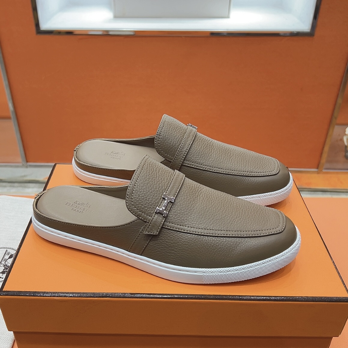 NO:414816,herme…s ss25new arrival~ Hot couples style for counters, the first choice for H home delivery!  It is a classic Hermes model and it will be released in many colors every season. It is definitely one of the most worth buying gifts. I have met a male and female goddess! Don’t miss it!  !  He is super light and comfortable. He is not tired after walking for a long time and is not expensive. Top quality products 35-44, can be customized 45 46. Men's model 20, semi-torque, hermes, hermes19860909herme…s ss25new arrival～ 专柜大热情侣款,H家配货首选鞋履！ 是爱马仕经典款 每一季都会出很多颜色 绝对是最值得买的配货之一 有遇到的男神女神!真的不要错过！！ 他超轻、超舒适 走久不累、价格不贵 顶级精品 35-44,可定做45 46 男款20,半拖,hermes,hermes,Women's Shoes