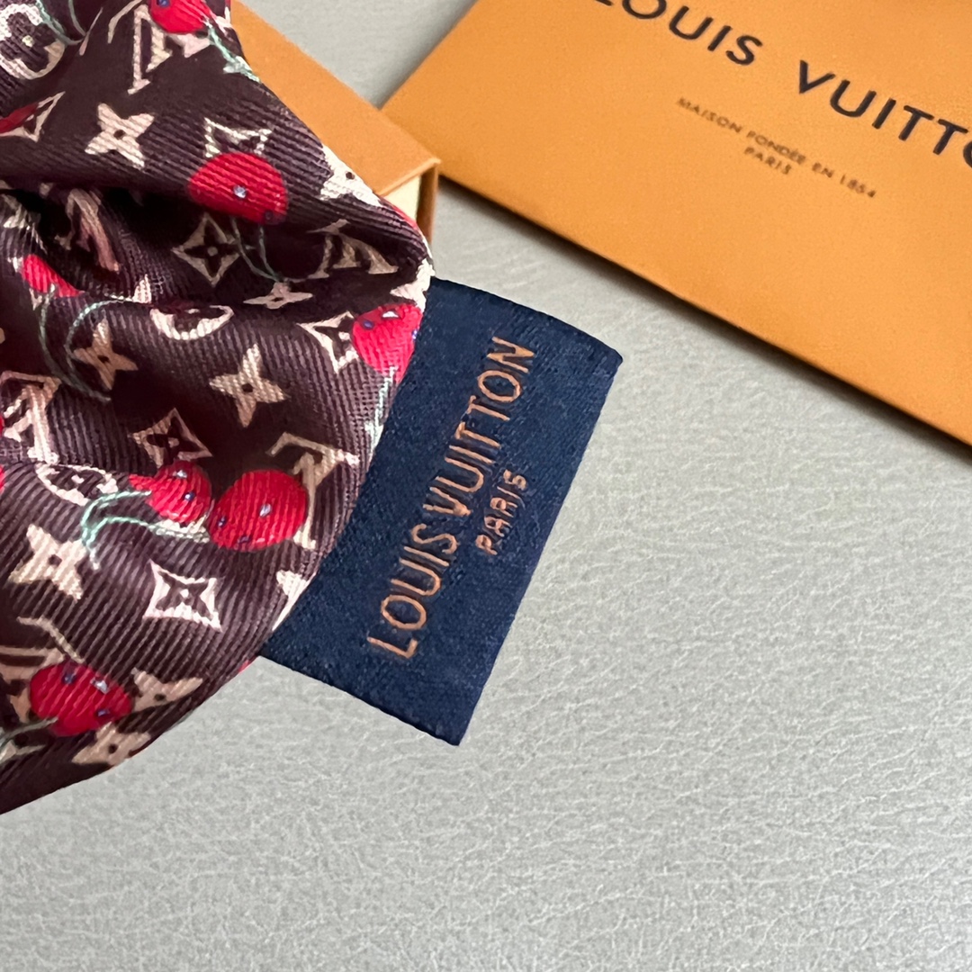 【】🔥新款🔥LV 发圈🔹🔹Louis Vuitton 路易威登🔹专柜一致材质 火爆款出货 设计独特 复古