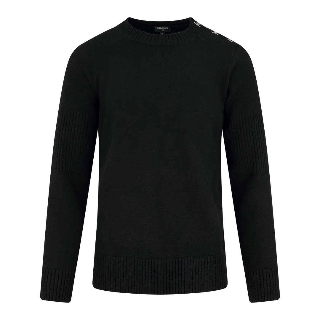 NO:529458,.Chanel school bag buckle long-sleeved sweater, fixed-knit flower velvet inlaid wool fabric, natural luster, soft and skin-friendly, based on high-grade gray, hazy and deep, the shoulders are cleverly integrated into the iconic Chanel school bag buckle design, like a lively note, injecting a luxurious soul into the simple outline, with a lazy but elegant posture, fitting the body lines, more calm and restrained under the gray rendering, creating an elegant landscape. Craft 1: Use three-dimensional seam stitching. It uses specific sewing methods at the joints to make the clothes appear more three-dimensional and fit the body. The workmanship is cumbersome and complicated. Craft 2: Manual special machine needle-pull-pinning at the starting point of the nail buckle Precise needle-pull-pinning Use high-quality needle-pull- and special sewing machine. Sew along the preset path, uniform sewing keeps the strength even, ensures the beautiful stitching. Craft 3: Washing and softening and deodorizing process  Deep cleaning and deodorizing clothing with professional washing equipment and specific detergents Improve the feel and appearance of clothing Customized accessories 1:1 Chanel luggage buckle quad buckle Customized 1:1 Chanel trademark style fit fitting Size 38 40 42 44 46,,chanel,chanel,sweaters,alexander wang19860909.Chanel 书包扣长袖毛衣 定织百花绒镶羊毛织料 光泽自然 柔软亲肤 以高级灰色系为基调 朦胧而深邃 肩部巧妙融入标志性香奈儿书包扣设计 宛如灵动的音符 为简约轮廓注入奢华灵魂 以慵懒而不失优雅的姿态 贴合身体线条 在灰色的渲染下更显沉稳内敛 自成一道优雅风景 工艺1: 采用接缝立体缝线 它通过在接缝处使用特定的缝纫方法 使衣物呈现出更加立体和贴合身体的效果 做工繁琐复杂 工艺2: 人工专机起针打钉 在钉扣起始点 精确起针 采用高质量的针线和专用缝纫机 沿预设路径 匀速缝纫 保持力度均匀 确保缝线美观 工艺3: 成衣洗水加软去味工艺 通过专业的洗涤设备和特定的洗涤剂 对衣物进行深度清洁和去味处理 改善衣物的手感和外观 辅料定制1:1 Chanel 箱包扣四合扣 定制1:1 Chanel 商标 版型 合身版型 尺码 38 40 42 44 46,,chanel,chanel,sweaters,alexander wang,Men's clothing