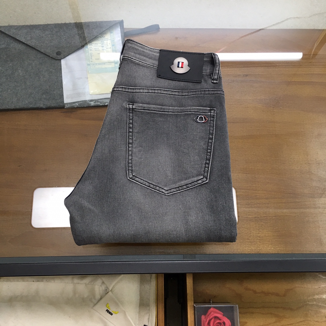 NO:520002,New Denim 'Moncl...' 2025SS latest men's jean trousers, worsted high-end quality, elastic denim denim cotton denim trousers, fixed-woven pure cotton quality fabric, the texture of the trousers brings elasticity without any restraint, making your daily wear more comfortable and agile. The smooth and not easy to wrinkle fabric remains flat and traceless at all times, silently protecting your elegance. The leading official website is on sale. It is no different from the original counter version. The fabric is slightly elastic, and the slim and crisp style shows long legs. It is simply a must-have item for everyone!  The waist with just the right width and carefully cut pockets are all engraved with branded logo buttons!  Showing the brand's own charm and high-end and elegant fashion taste, the back piece pocket consumes a lot of energy and spares no expense. The exclusive icon of the Heavy Industry Embroidery H-H-Home is created, and the exquisiteness is amazing to the craftsmen for ten years!  The details show low-key and luxuriousness. The ready-to-wear is of high quality, exquisite and stylish, and has high-standard production in large factories with full details!  ~ All the details recreate unique and exquisite designs!  !  !  Size29 30 31 32 33 34 35 36 38 (new product), alexander wang19860909新品牛仔 《Moncl...》 2025SS最新款男士牛仔长裤,精纺定做高端品质,弹力丹宁牛仔棉质牛仔长裤,定织纯棉品质面料,裤身肌理感带来弹力毫无束缚感,让你日常穿着更加舒适矫健,顺滑不易褶皱的面料时刻保持平整无痕,默默守护着你的优雅. 领先官网发售..与专柜原版毫无区别,面料略带弹力,版型修身挺括尽显长腿欧巴,简直是人手必备单品！ 宽度恰到好处的腰头跟精心裁剪的口袋,均采用刻有品牌logo纽扣！彰显品牌自身的迷人魅力和高奢雅艺的时尚品味,后片口袋更是消耗大量精力不惜血本,重工刺绣H家专属图标打造出,精致程度令十年手工师傅都惊叹的！细节之处尽显低调奢华.成衣品质感高级,精致有型、 细节满分的大厂高规格制作！~ 种种细节都再现独特的精美设计！！！ Size29 30 31 32 33 34 35 36 38（新品）,,alexander wang,Men's clothing