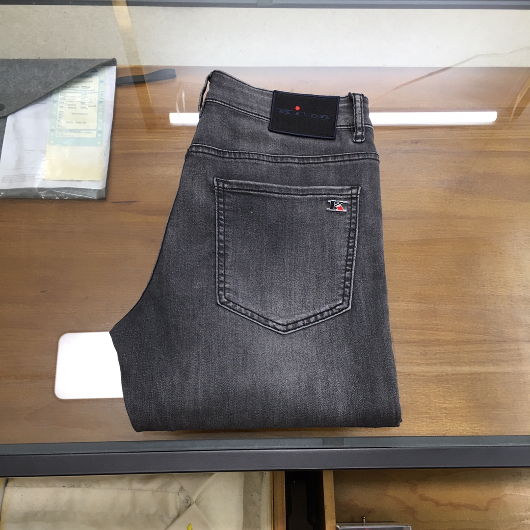 NO:520005,New Denim 'Kito...' 2025SS latest men's jean trousers, worsted high-end quality, elastic denim denim cotton denim trousers, fixed-woven pure cotton quality fabric, the texture of the trousers brings elasticity without any restraint, making your daily wear more comfortable and vigorous, and the smooth and not easily wrinkled fabric remains flat and traceless at all times, silently protecting your elegance. It is on sale on the leading official website. It is no different from the original counter version. The fabric is slightly elastic, and the slim and crisp style shows long legs. It is simply a must-have item for everyone!  The waist with just the right width and carefully cut pockets are all engraved with branded logo buttons!  Showing the brand's own charm and high-end and elegant fashion taste, the back piece pocket consumes a lot of energy and spares no expense. The exclusive icon of the Heavy Industry Embroidery H-H-Home is created, and the exquisiteness is amazing to the craftsmen for ten years!  The details show low-key and luxuriousness. The ready-to-wear is of high quality, exquisite and stylish, and has high-standard production in large factories with full details!  ~ All the details recreate unique and exquisite designs!  !  !  Size29 30 31 32 33 34 35 36 38 (new product), alexander wang19860909新品牛仔 《Kito...》 2025SS最新款男士牛仔长裤,精纺定做高端品质,弹力丹宁牛仔棉质牛仔长裤,定织纯棉品质面料,裤身肌理感带来弹力毫无束缚感,让你日常穿着更加舒适矫健,顺滑不易褶皱的面料时刻保持平整无痕,默默守护着你的优雅. 领先官网发售..与专柜原版毫无区别,面料略带弹力,版型修身挺括尽显长腿欧巴,简直是人手必备单品！ 宽度恰到好处的腰头跟精心裁剪的口袋,均采用刻有品牌logo纽扣！彰显品牌自身的迷人魅力和高奢雅艺的时尚品味,后片口袋更是消耗大量精力不惜血本,重工刺绣H家专属图标打造出,精致程度令十年手工师傅都惊叹的！细节之处尽显低调奢华.成衣品质感高级,精致有型、 细节满分的大厂高规格制作！~ 种种细节都再现独特的精美设计！！！ Size29 30 31 32 33 34 35 36 38（新品）,,alexander wang,Men's clothing