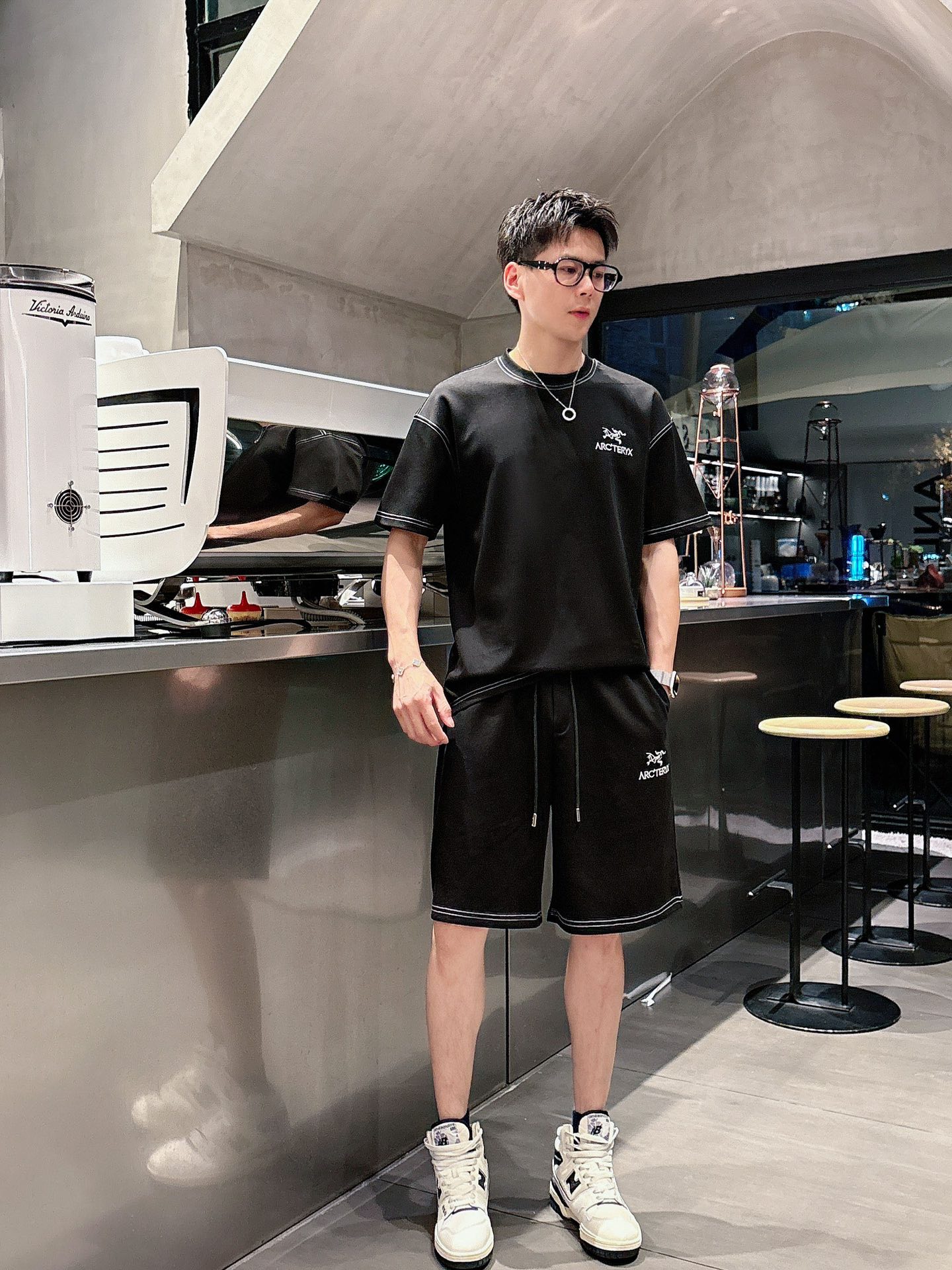 NO:424087,Archaeopteryx high-end customization, the new spring and summer new first-time counter latest short-sleeved shorts casual suit, high-end customization, avant-garde and fashionable design!  Brand logo heavy craftsmanship design, high-end customized pure cotton fabric, soft feel, comfortable to wear, exquisite counter-level car line, fine workmanship, invincible and handsome upper body effect!  A must-have item for handsome men!  Code number M-3XL!  !  ,arc'teryx,shorts,T-shirt,alexander wang19860909始祖鸟 高端定制 春夏新款首发专柜最新款短袖短裤休闲套装 高端订制 设计前卫时尚！品牌logo重工艺设计 高端定制纯棉面料.手感柔软.穿着舒适.专柜级别精致车线.做工精细.上身效果无敌帅气！型男必备单品！ 码数M-3XL！！,arc'teryx,shorts,T-shirt,alexander wang,Men's clothing