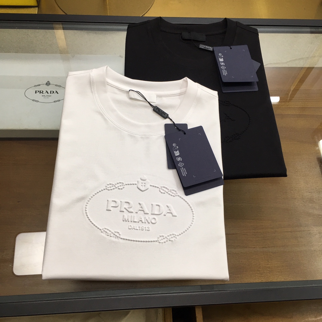 NO:520008,New product [Prad] 2025 spring and summer new model first launch counter latest round neck short sleeves, high-end customization, avant-garde and fashionable design!  Brand logo heavy craft design, high-end customized 100 double-sided mercerated cotton fabric, soft feel, comfortable to wear, exquisite counter-level car line, fine workmanship, invincible and handsome upper body effect!  A must-have item for handsome men!  Code number M-3xL, prada, T-shirt, alexander wang19860909新品【Prad】 2025春夏新款首发专柜最新款圆领短袖 高端订制 设计前卫时尚！品牌logo重工艺设计 高端定制100支双面丝光棉面料.手感柔软.穿着舒适.专柜级别精致车线.做工精细.上身效果无敌帅气！型男必备单品！码数M-3xL,,prada,T-shirt,alexander wang,Men's clothing