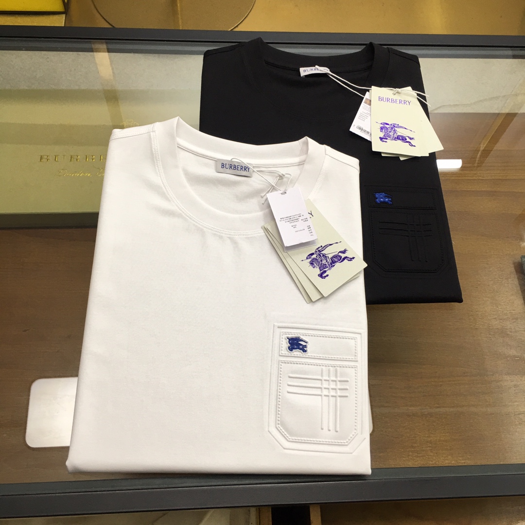 NO:520011,New product [Burber..y] 2025 spring and summer new model first launch counter latest round neck short sleeves, high-end customization, avant-garde and fashionable design!  Brand logo heavy craft design, high-end customized 100 double-sided mercerated cotton fabric, soft feel, comfortable to wear, exquisite counter-level car line, fine workmanship, invincible and handsome upper body effect!  A must-have item for handsome men!  Code number M-3xL, burberry, T-shirt, alexander wang19860909新品【Burber..y】 2025春夏新款首发专柜最新款圆领短袖 高端订制 设计前卫时尚！品牌logo重工艺设计 高端定制100支双面丝光棉面料.手感柔软.穿着舒适.专柜级别精致车线.做工精细.上身效果无敌帅气！型男必备单品！码数M-3xL,,burberry,T-shirt,alexander wang,Men's clothing