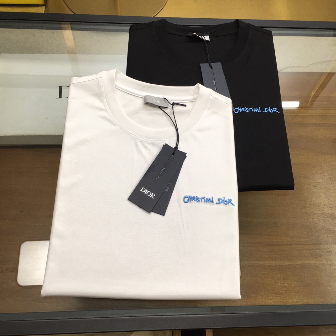 NO:519988,New product [Dio..r] 2025 spring and summer new model first launch counter latest round neck short sleeves, high-end customization, avant-garde and fashionable design!  Brand logo heavy craft design, high-end customized 100 double-sided mercerated cotton fabric, soft feel, comfortable to wear, exquisite counter-level car line, fine workmanship, invincible and handsome upper body effect!  A must-have item for handsome men!  Code number M-3xL, dior, T-shirt, alexander wang19860909新品【Dio..r】 2025春夏新款首发专柜最新款圆领短袖 高端订制 设计前卫时尚！品牌logo重工艺设计 高端定制100支双面丝光棉面料.手感柔软.穿着舒适.专柜级别精致车线.做工精细.上身效果无敌帅气！型男必备单品！码数M-3xL,,dior,T-shirt,alexander wang,Men's clothing