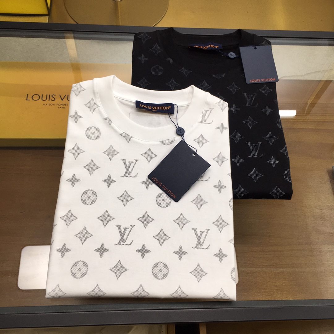 NO:506848,New product [L.v] The latest short-sleeved round-neck T-shirt in the first spring and summer, high-end customization, avant-garde and fashionable design!  Brand logo heavy craft design, high-end customized mercerated cloud cotton fabric, soft feel, comfortable to wear, exquisite counter-level car line, fine workmanship, invincible and handsome upper body effect!  A must-have item for handsome men!  Color black white Number M-3XL [Micro-wide version, placing an order to report height and weight].,,T-shirt,tees,t-shirt,alexander wang19860909新品【L.v】 春夏新款首发专柜最新款短袖圆领T恤 高端订制 设计前卫时尚！品牌logo重工艺设计 高端定制丝光云朵棉面料.手感柔软.穿着舒适.专柜级别精致车线.做工精细.上身效果无敌帅气！型男必备单品！ 颜色黑色 白色 码数M-3XL【微阔版型,下单报身高体重】.,,T-shirt,tees，t-shirt,alexander wang,Men's clothing