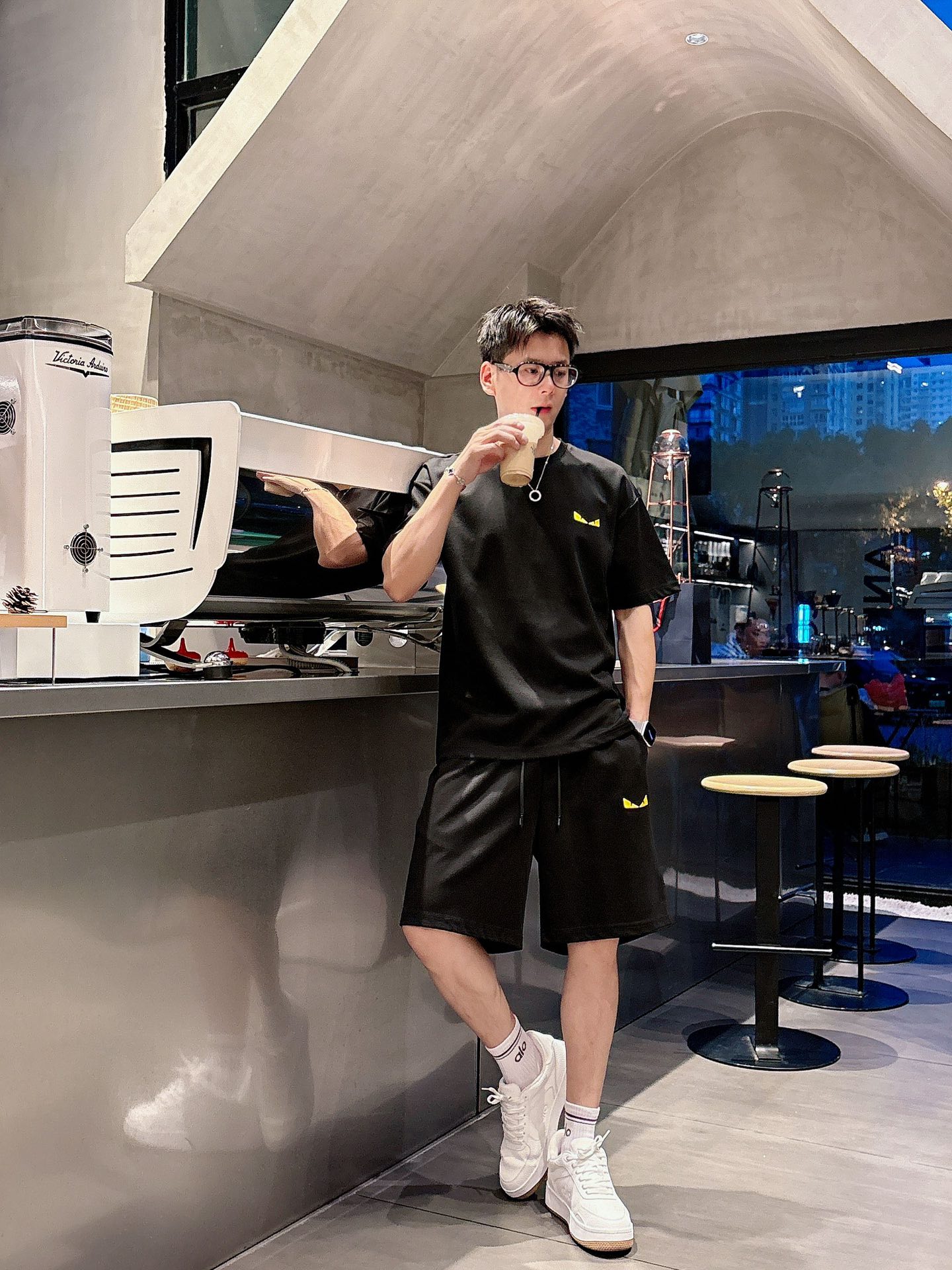 NO:424095,FEND. High-end customization, the new spring and summer new first-time counter latest short-sleeved shorts casual suit, high-end customization, avant-garde and fashionable design!  Brand logo heavy craftsmanship design, high-end customized pure cotton fabric, soft feel, comfortable to wear, exquisite counter-level car line, fine workmanship, invincible and handsome upper body effect!  A must-have item for handsome men!  Code number M-3XL!  !  ,fendi,fendi,shorts,T-shirt,alexander wang19860909FEND. 芬迪 高端定制 春夏新款首发专柜最新款短袖短裤休闲套装 高端订制 设计前卫时尚！品牌logo重工艺设计 高端定制纯棉面料.手感柔软.穿着舒适.专柜级别精致车线.做工精细.上身效果无敌帅气！型男必备单品！ 码数M-3XL！！,,fendi,fendi,shorts,T-shirt,alexander wang,Men's clothing