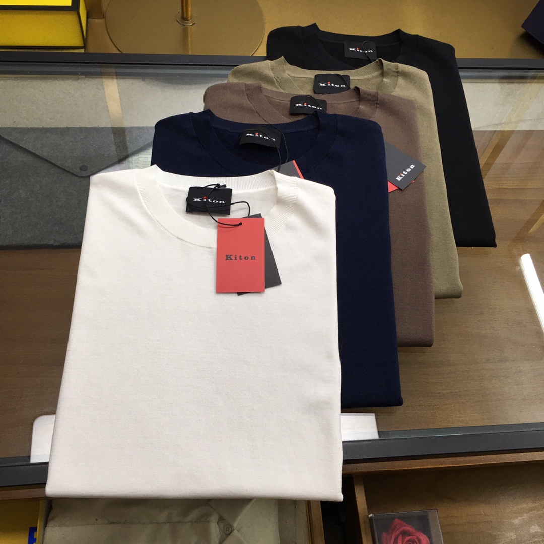 NO:519997,New counter product [Kito..n] 25ss men's knitted round neck top Quality control recommendation Classic versatile, not picky, popular every year, seemingly simple design, the more test the combination of craftsmanship and fabric, horizontal knitting (that is, the method of sweaters) adopts four-stitched needle technology, uses different weaving methods on the front and back sides to make the structure tighter, smooth surface, finished product, breathable, non-stick meat, no pressing body, anti-wrinkle and easy to handle features, fabric this model uses 120S extremely fine long leash cotton (the higher the number of points, the finer the quality of the finished product) with silky silky feeling on the upper body, Italian-style tailoring, the upper body is fit, the lower the lower body is slightly loose, and has a good tolerance for the body shape, slimming and crisp, forming three-dimensional lines, full-quality order, code number M-3XL,,sweaters, real silk,alexander wang19860909专柜新品【Kito..n】 25ss男士针织圆领上衣 品质控推荐 经典百搭 不挑人 年年爆款 看似简约的设计 越考验工艺与面料的结合,横机针织（也就是毛衣的做法）采用四平针的工艺 运用正反面不同织法 让结构变得更紧密 表面平滑 成品 透气 不沾肉 不压身 抗皱易打理的特点 面料这款采用120S极细支数长绒棉（支数越高 越细 成品品质越高）上身如真丝般的丝滑感 意式得剪裁 衣服上身合体 下身略微宽松 对身型有着好的包容感的同时 显瘦挺括 形成立体的线条 全品相订单 码数M-3XL,,sweaters,real silk,alexander wang,Men's clothing