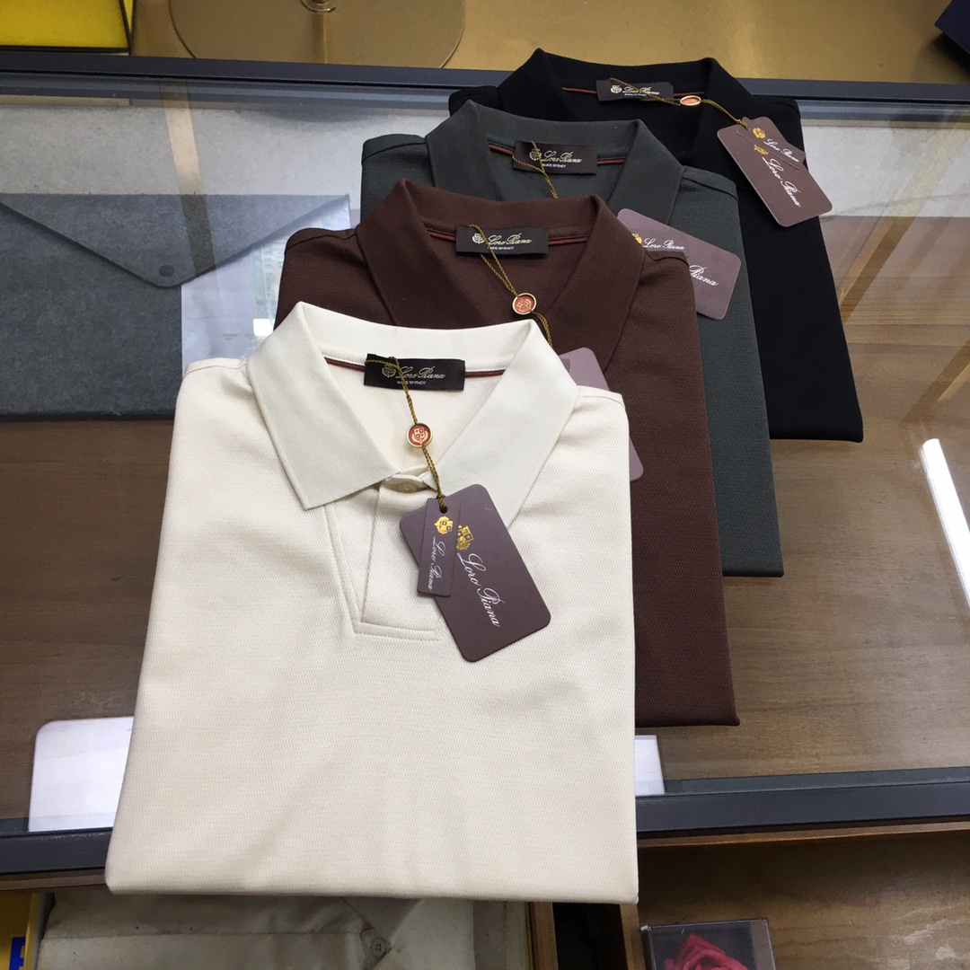 NO:519994,New counter product [LP] 25SS spring and summer new technology mesh floor cotton lapel short Tee, men's minimalist style solid color business casual short-sleeved Polo shirt!  Trading companies have sparse channels and are on sale on the leading official website!  A high-quality item that combines quality, fashion and comfort!  Whether you are an urban white-collar worker who pursues simple style or a fashion expert who loves freedom and comfort, you can find your own unique charm in this Polo shirt!   This Polo shirt uses customized technology mesh flooring cotton cloth for customer supply. It feels silky and smooth, like a breeze in summer, gently brushing across the skin, bringing endless coolness and comfort!  At the same time, it also has good breathability, which can keep your body dry even in hot summer, keeping you away from stuffy and dampness!  The design is in a minimalist style, without too many patterns and decorations, but it is more high-end and textured, easily showing the wearer's unique taste and temperament. This design is not only easy to match, but also shows different styles and charms in different occasions!  The basic straight-tube style cut is not only picky about the figure, but also can well modify the body shape, making you more confident and calm when wearing it!  Whether it is daily leisure or business office, you can easily control it and show your unique style!  Beige/Coffee/Green/Black, four colors into it!  Size 48-56 Size 48 shoulder width 42cm - bust 100cm - length 72cm Size 50 shoulder width 43cm - bust 104cm - length 73cm Size 52 shoulder width 44cm - bust 108cm - length 74cm Size 54 shoulder width 45cm - bust 112cm - length 76cm Size 56 shoulder width 47cm - bust 116cm - length 78cm Size recommended (standard version) Height 174-140 catties, try on 50 sizes suitable!  A boy can choose 48 digits within 130 catties, a 50 digit for 130-142 catties, a 52 digit for 142-154 catties, a 52 digit for 154-166 catties, a 54 digit for 166-180 catties!  ,loro piana,T-shirt,alexander wang19860909专柜新品【LP】 25SS春夏新款科技网眼珠地棉布翻领短Tee,男士极简风纯色商务休闲短袖Polo衫！贸易公司渠道稀出,领先官网发售！一款集品质、时尚与舒适于一身的优质单品！无论你是追求简约风格的都市白领,还是热爱自由与舒适的时尚达人,都能在这款Polo衫中找到属于自己的那份独特魅力！  这款Polo衫采用客供定制科技网眼珠地棉布,触感丝滑,仿佛夏日里的一缕清风,轻轻拂过肌肤,带来无尽的凉爽与舒适！同时它还具有良好的透气性,即使在炎炎夏日,也能保持身体的干爽,让你远离闷热与潮湿！设计上走的是极简风路线,没有过多的图案与装饰,却更显高级与质感,轻松展现出穿着者的独特品味与气质,这种设计不仅易于搭配,还能在不同场合下展现出不同的风格与魅力！基础直筒版型裁剪,既不挑身材,又能很好地修饰身形,让你在穿着时更加自信与从容！无论是日常休闲,还是商务办公,都能轻松驾驭,展现出你的独特风采！米色/咖色/绿色/黑色,四色入！尺码48-56 48码肩宽42cm-胸围100cm-衣长72cm 50码肩宽43cm-胸围104cm-衣长73cm 52码肩宽44cm-胸围108cm-衣长74cm 54码肩宽45cm-胸围112cm-衣长76cm 56码肩宽47cm-胸围116cm-衣长78cm 尺码推荐（标准版型） 身高174-140斤,试穿50码合适！ 男生体重130斤以内选择48码,130-142斤选择50码,142-154斤选择52码,154-166斤选择54码,166-180斤选择56码！,,loro piana,T-shirt,alexander wang,Men's clothing