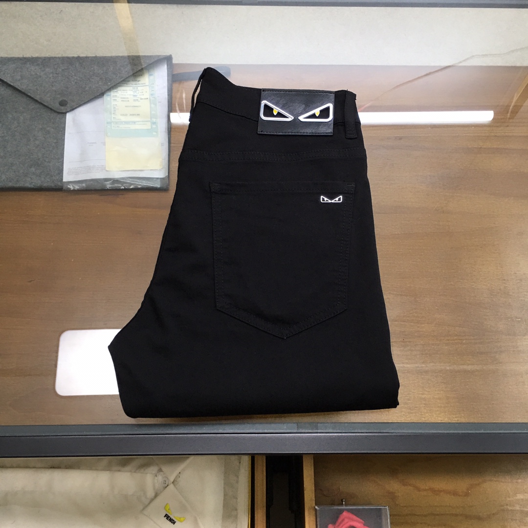 NO:519996,New Denim 'Fend...' 2025SS latest men's jean trousers, worsted custom high-end quality, elastic denim denim cotton denim trousers, fixed-woven pure cotton quality fabric, the texture of the trousers brings elasticity without any restraint, making your daily wear more comfortable and agile. The smooth and not easily wrinkled fabric always remains flat and traceless, silently protecting your elegance. The leading official website is on sale. It is no different from the original counter version. The fabric is slightly elastic, and the slim and crisp style shows long legs. It is simply a must-have item for everyone!  The waist with just the right width and carefully cut pockets are all engraved with branded logo buttons!  Showing the brand's own charm and high-end and elegant fashion taste, the back piece pocket consumes a lot of energy and spares no expense. The exclusive icon of the Heavy Industry Embroidery H-H-Home is created, and the exquisiteness is amazing to the craftsmen for ten years!  The details show low-key and luxuriousness. The ready-to-wear is of high quality, exquisite and stylish, and has high-standard production in large factories with full details!  ~ All the details recreate unique and exquisite designs!  !  !  Size29 30 31 32 33 34 35 36 38 (new product), fendi,alexander wang19860909新品牛仔 《Fend...》 2025SS最新款男士牛仔长裤,精纺定做高端品质,弹力丹宁牛仔棉质牛仔长裤,定织纯棉品质面料,裤身肌理感带来弹力毫无束缚感,让你日常穿着更加舒适矫健,顺滑不易褶皱的面料时刻保持平整无痕,默默守护着你的优雅. 领先官网发售..与专柜原版毫无区别,面料略带弹力,版型修身挺括尽显长腿欧巴,简直是人手必备单品！ 宽度恰到好处的腰头跟精心裁剪的口袋,均采用刻有品牌logo纽扣！彰显品牌自身的迷人魅力和高奢雅艺的时尚品味,后片口袋更是消耗大量精力不惜血本,重工刺绣H家专属图标打造出,精致程度令十年手工师傅都惊叹的！细节之处尽显低调奢华.成衣品质感高级,精致有型、 细节满分的大厂高规格制作！~ 种种细节都再现独特的精美设计！！！ Size29 30 31 32 33 34 35 36 38（新品）,,fendi,alexander wang,Men's clothing