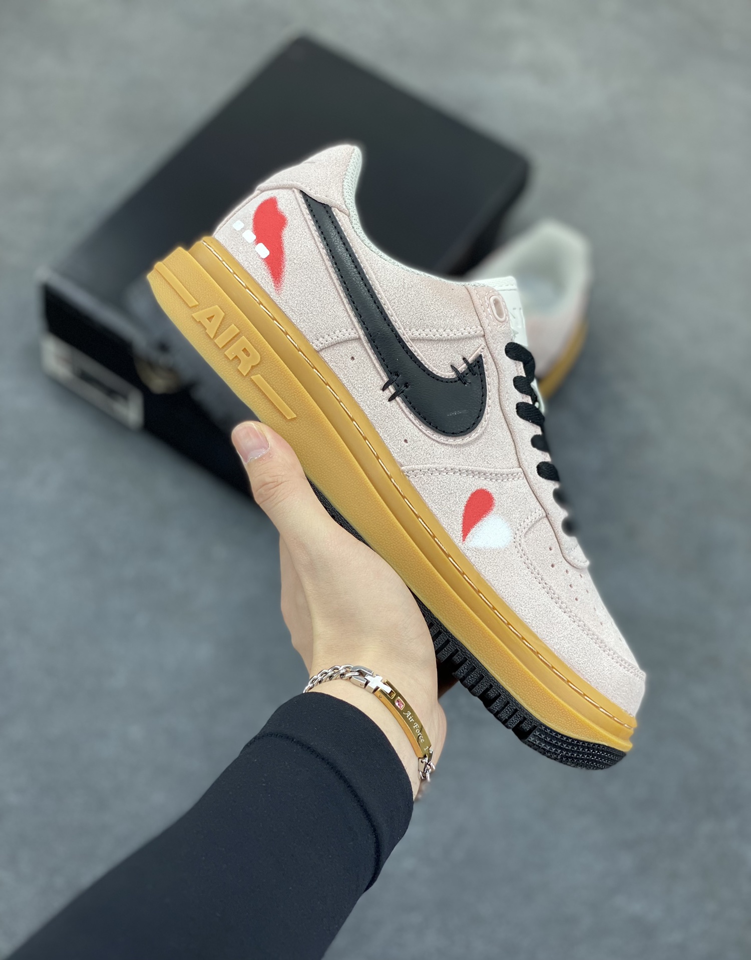 Nike Air Force 1 Low 空军一号低帮百搭休闲运动板鞋。柔软、弹性十足的缓震性能和出色的中底设计，横跨复古与现代的外型结合，造就出风靡全球三十多年的Force 1，直到今天还深受青睐。 货号：HV2531-100 尺码：36 36.5 37.5 38 38.5 39 40 40.5 41 42 42.5 43 44 44.5 45-选品中心