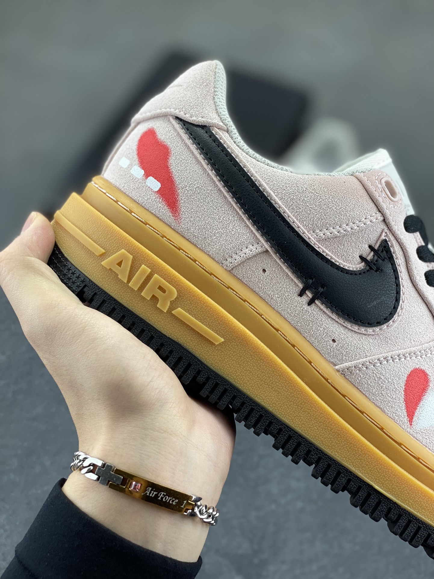 图片[6]-Nike Air Force 1 Low 空军一号低帮百搭休闲运动板鞋。柔软、弹性十足的缓震性能和出色的中底设计，横跨复古与现代的外型结合，造就出风靡全球三十多年的Force 1，直到今天还深受青睐。 货号：HV2531-100 尺码：36 36.5 37.5 38 38.5 39 40 40.5 41 42 42.5 43 44 44.5 45-选品中心