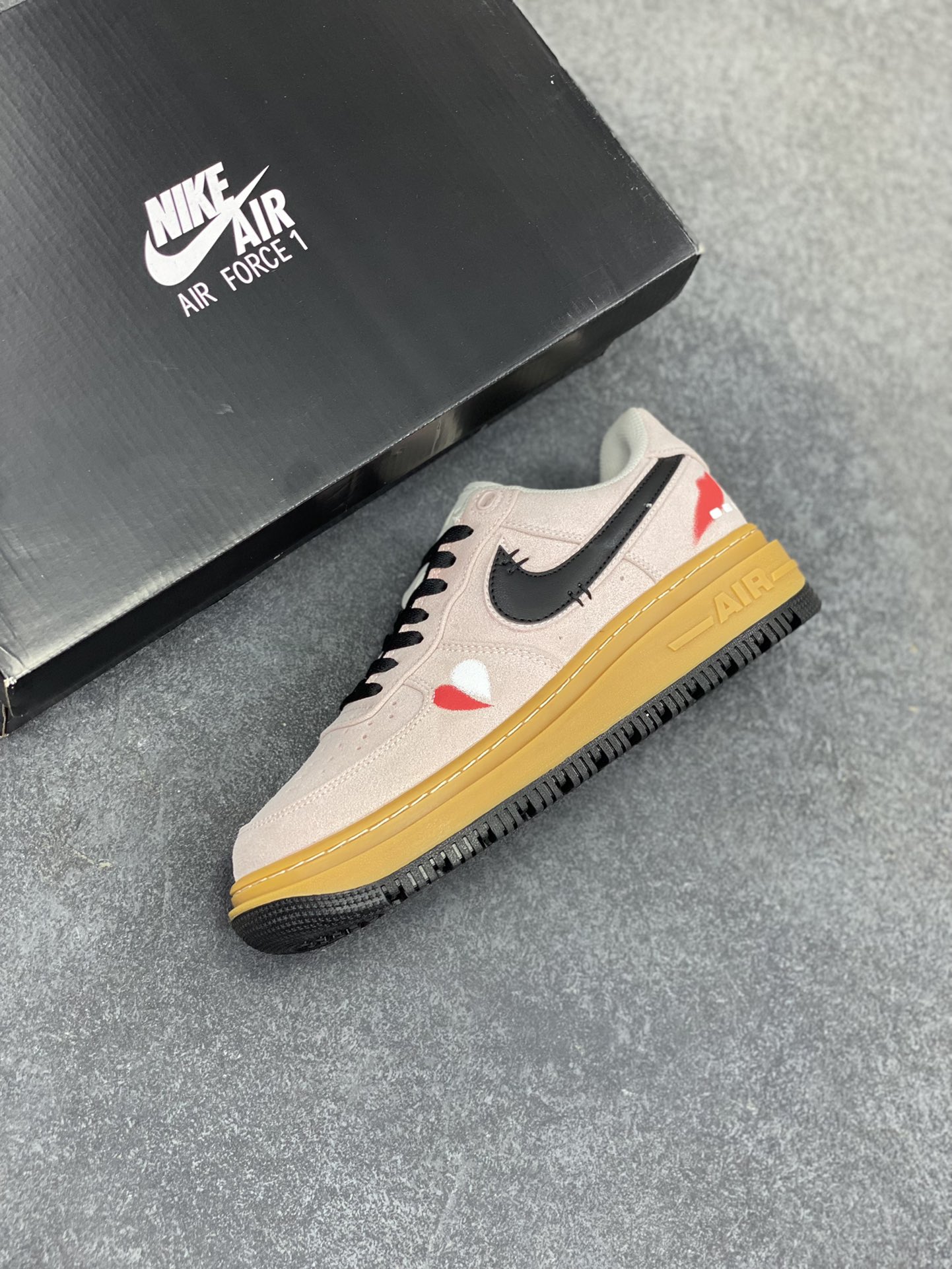 图片[7]-Nike Air Force 1 Low 空军一号低帮百搭休闲运动板鞋。柔软、弹性十足的缓震性能和出色的中底设计，横跨复古与现代的外型结合，造就出风靡全球三十多年的Force 1，直到今天还深受青睐。 货号：HV2531-100 尺码：36 36.5 37.5 38 38.5 39 40 40.5 41 42 42.5 43 44 44.5 45-选品中心