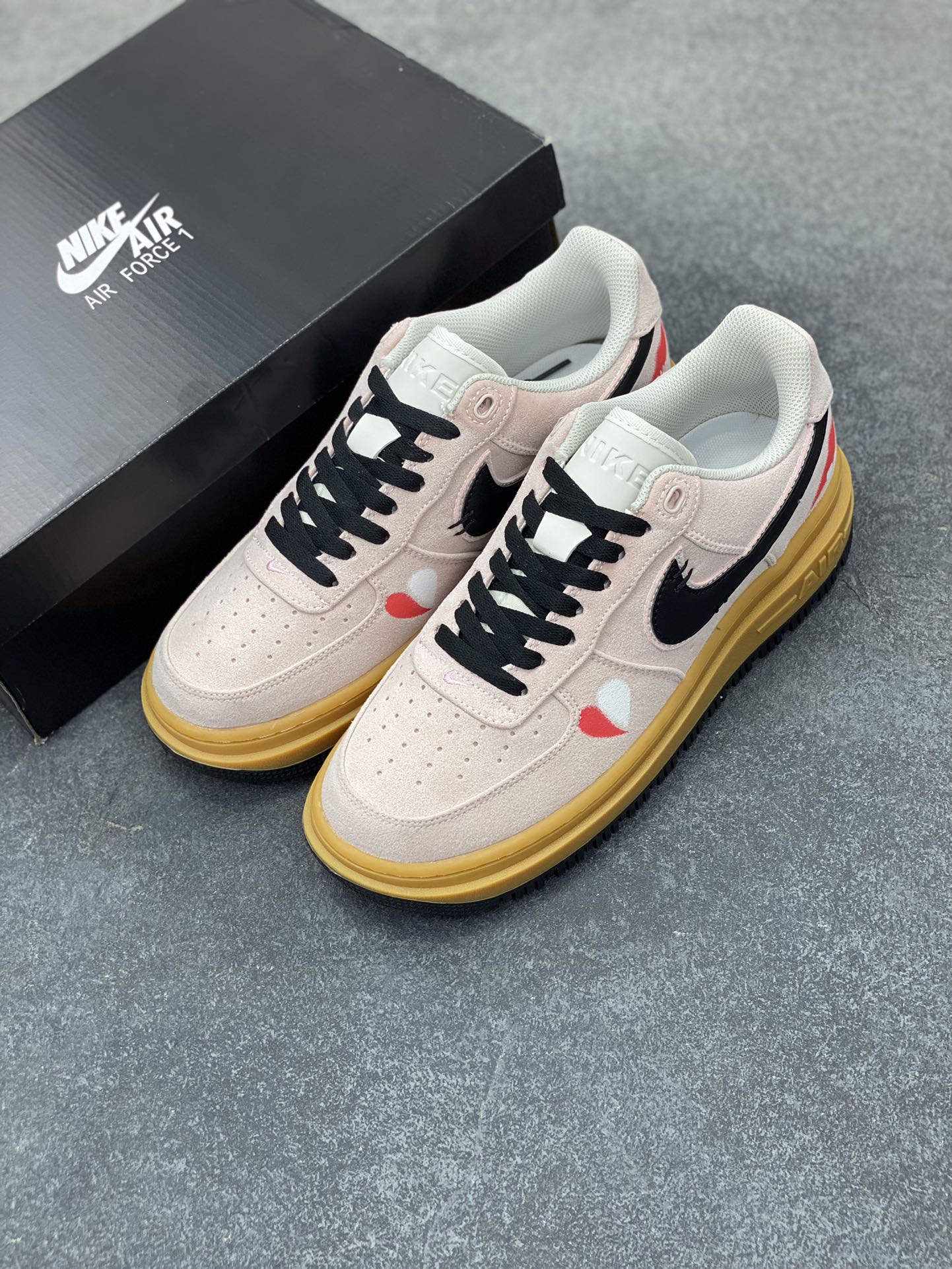 图片[8]-Nike Air Force 1 Low 空军一号低帮百搭休闲运动板鞋。柔软、弹性十足的缓震性能和出色的中底设计，横跨复古与现代的外型结合，造就出风靡全球三十多年的Force 1，直到今天还深受青睐。 货号：HV2531-100 尺码：36 36.5 37.5 38 38.5 39 40 40.5 41 42 42.5 43 44 44.5 45-选品中心