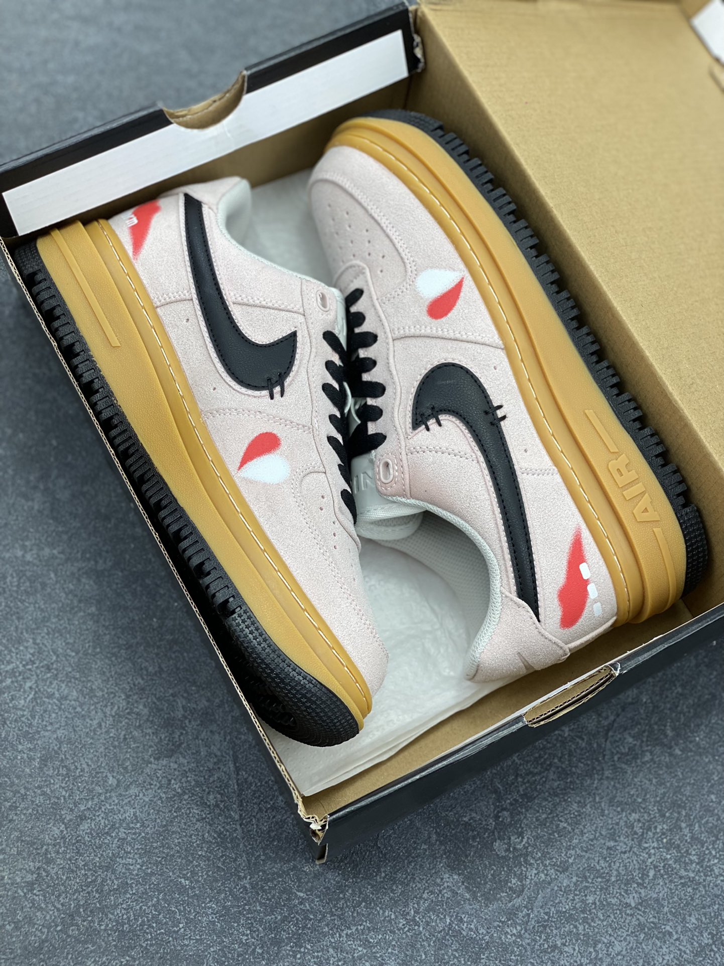 图片[9]-Nike Air Force 1 Low 空军一号低帮百搭休闲运动板鞋。柔软、弹性十足的缓震性能和出色的中底设计，横跨复古与现代的外型结合，造就出风靡全球三十多年的Force 1，直到今天还深受青睐。 货号：HV2531-100 尺码：36 36.5 37.5 38 38.5 39 40 40.5 41 42 42.5 43 44 44.5 45-选品中心