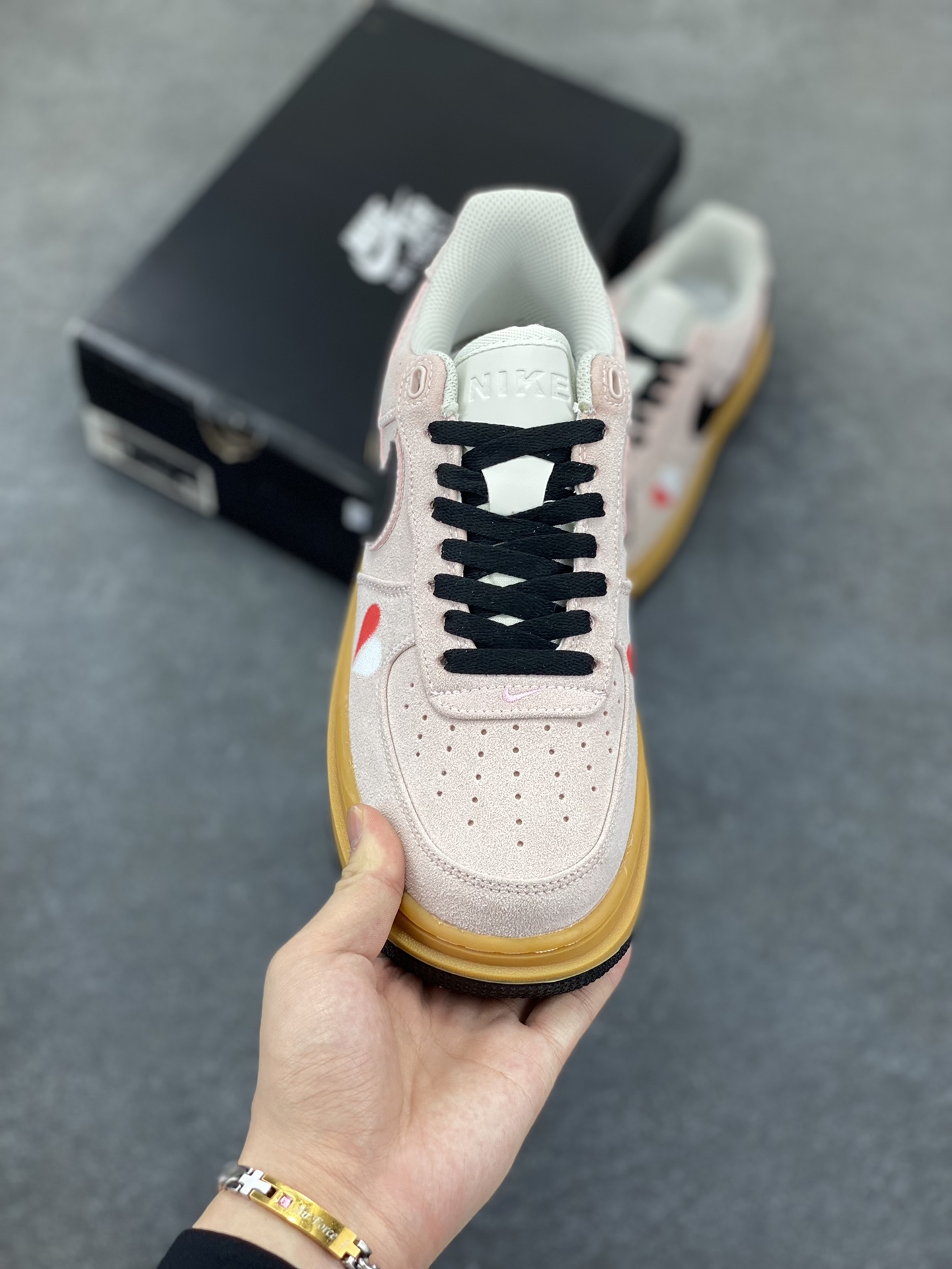 图片[2]-Nike Air Force 1 Low 空军一号低帮百搭休闲运动板鞋。柔软、弹性十足的缓震性能和出色的中底设计，横跨复古与现代的外型结合，造就出风靡全球三十多年的Force 1，直到今天还深受青睐。 货号：HV2531-100 尺码：36 36.5 37.5 38 38.5 39 40 40.5 41 42 42.5 43 44 44.5 45-选品中心