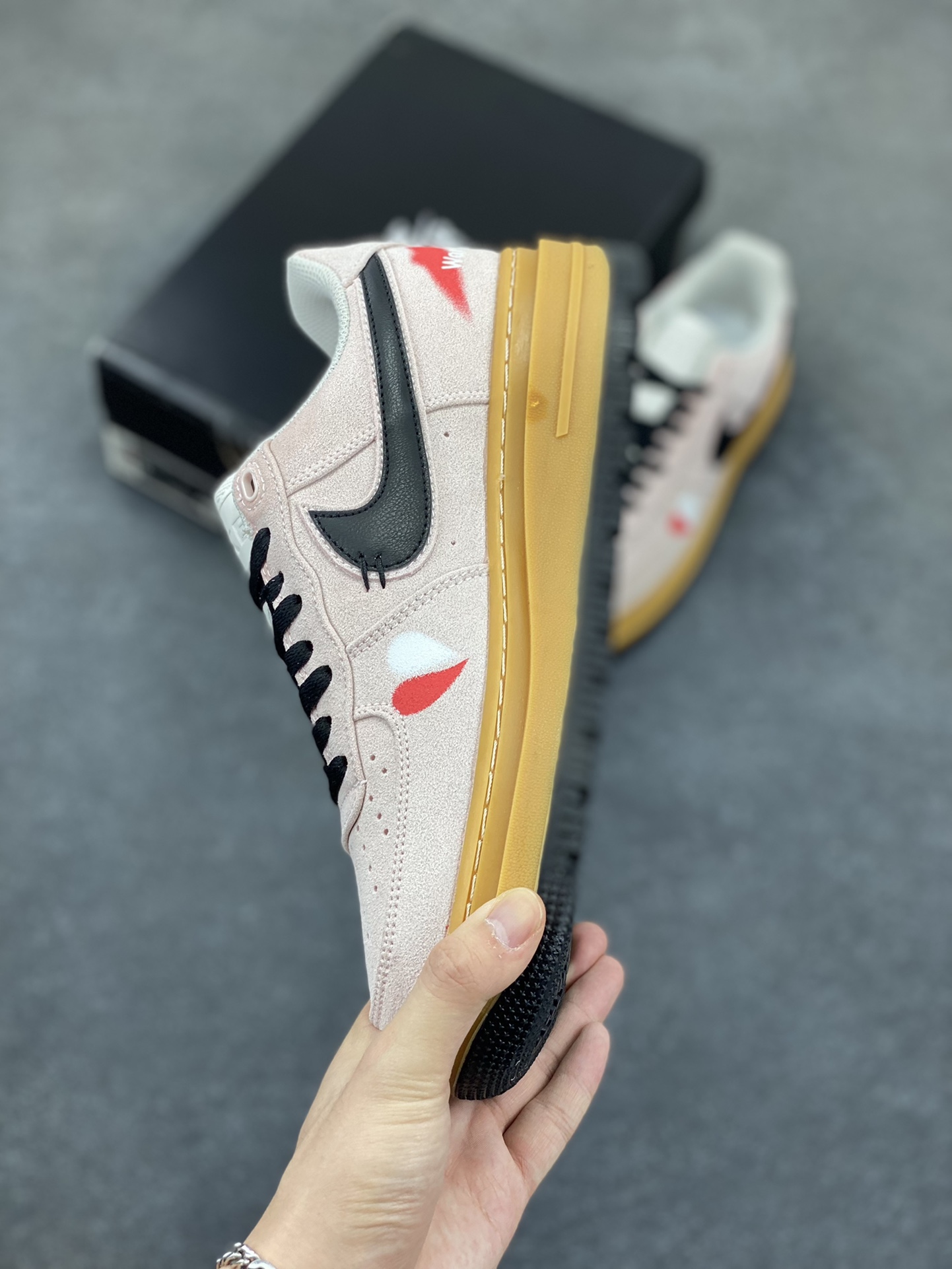 图片[3]-Nike Air Force 1 Low 空军一号低帮百搭休闲运动板鞋。柔软、弹性十足的缓震性能和出色的中底设计，横跨复古与现代的外型结合，造就出风靡全球三十多年的Force 1，直到今天还深受青睐。 货号：HV2531-100 尺码：36 36.5 37.5 38 38.5 39 40 40.5 41 42 42.5 43 44 44.5 45-选品中心
