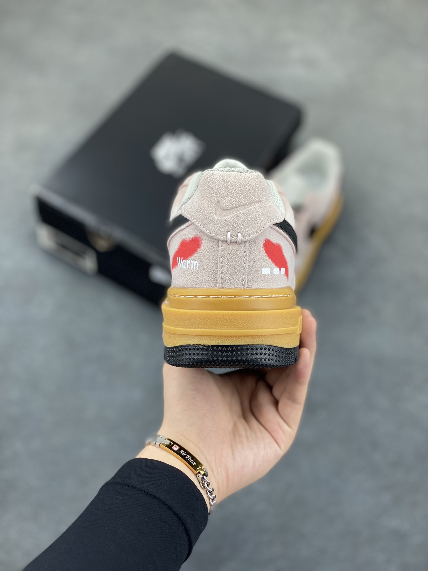 图片[4]-Nike Air Force 1 Low 空军一号低帮百搭休闲运动板鞋。柔软、弹性十足的缓震性能和出色的中底设计，横跨复古与现代的外型结合，造就出风靡全球三十多年的Force 1，直到今天还深受青睐。 货号：HV2531-100 尺码：36 36.5 37.5 38 38.5 39 40 40.5 41 42 42.5 43 44 44.5 45-选品中心