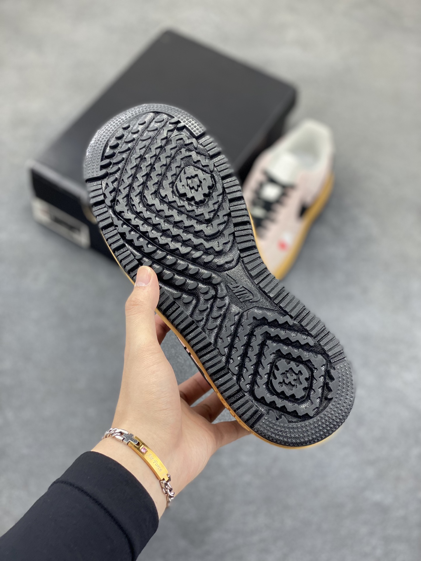 图片[5]-Nike Air Force 1 Low 空军一号低帮百搭休闲运动板鞋。柔软、弹性十足的缓震性能和出色的中底设计，横跨复古与现代的外型结合，造就出风靡全球三十多年的Force 1，直到今天还深受青睐。 货号：HV2531-100 尺码：36 36.5 37.5 38 38.5 39 40 40.5 41 42 42.5 43 44 44.5 45-选品中心