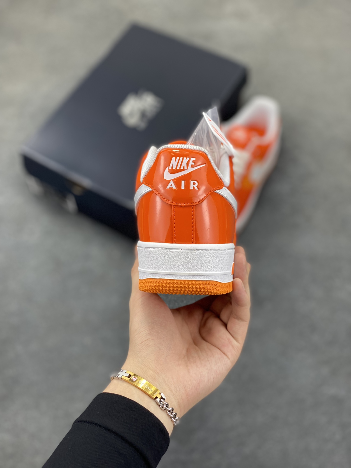 图片[4]-Nike Air Force 1 Low 镜面桔白勾 空军一号低帮运动休闲板鞋 原楦头原纸板 打造纯正空军版型#专注外贸渠道 全掌内置蜂窝气垫 #原盒配件 原厂中底钢印、拉帮完美 货号：HV9405-800 尺码：36 36.5 37.5 38 38.5 39 40 40.5 41 42 42.5 43 44 44.5 45-选品中心