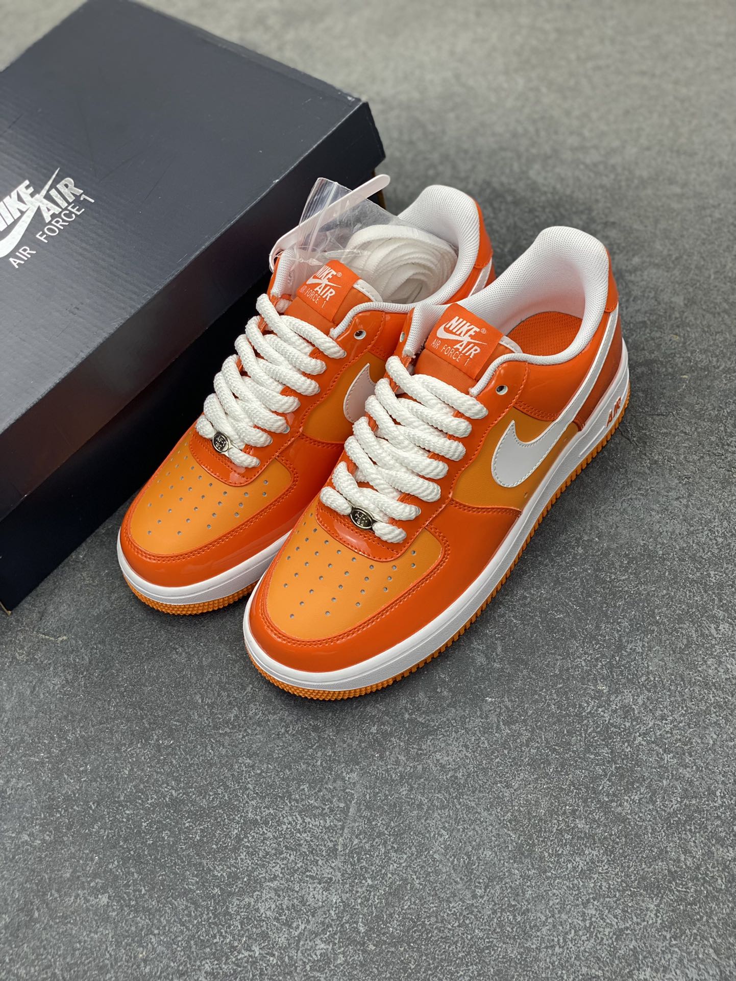 图片[8]-Nike Air Force 1 Low 镜面桔白勾 空军一号低帮运动休闲板鞋 原楦头原纸板 打造纯正空军版型#专注外贸渠道 全掌内置蜂窝气垫 #原盒配件 原厂中底钢印、拉帮完美 货号：HV9405-800 尺码：36 36.5 37.5 38 38.5 39 40 40.5 41 42 42.5 43 44 44.5 45-选品中心