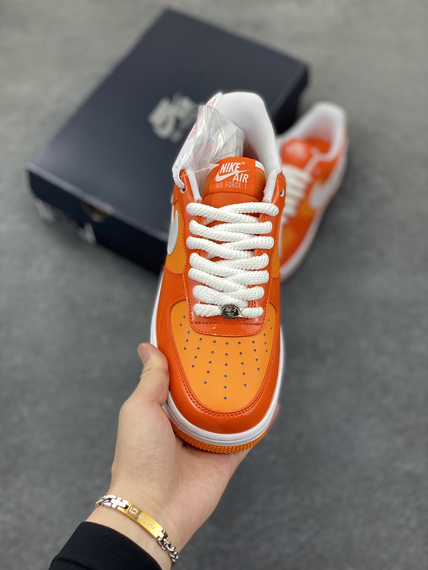 图片[2]-Nike Air Force 1 Low 镜面桔白勾 空军一号低帮运动休闲板鞋 原楦头原纸板 打造纯正空军版型#专注外贸渠道 全掌内置蜂窝气垫 #原盒配件 原厂中底钢印、拉帮完美 货号：HV9405-800 尺码：36 36.5 37.5 38 38.5 39 40 40.5 41 42 42.5 43 44 44.5 45-选品中心