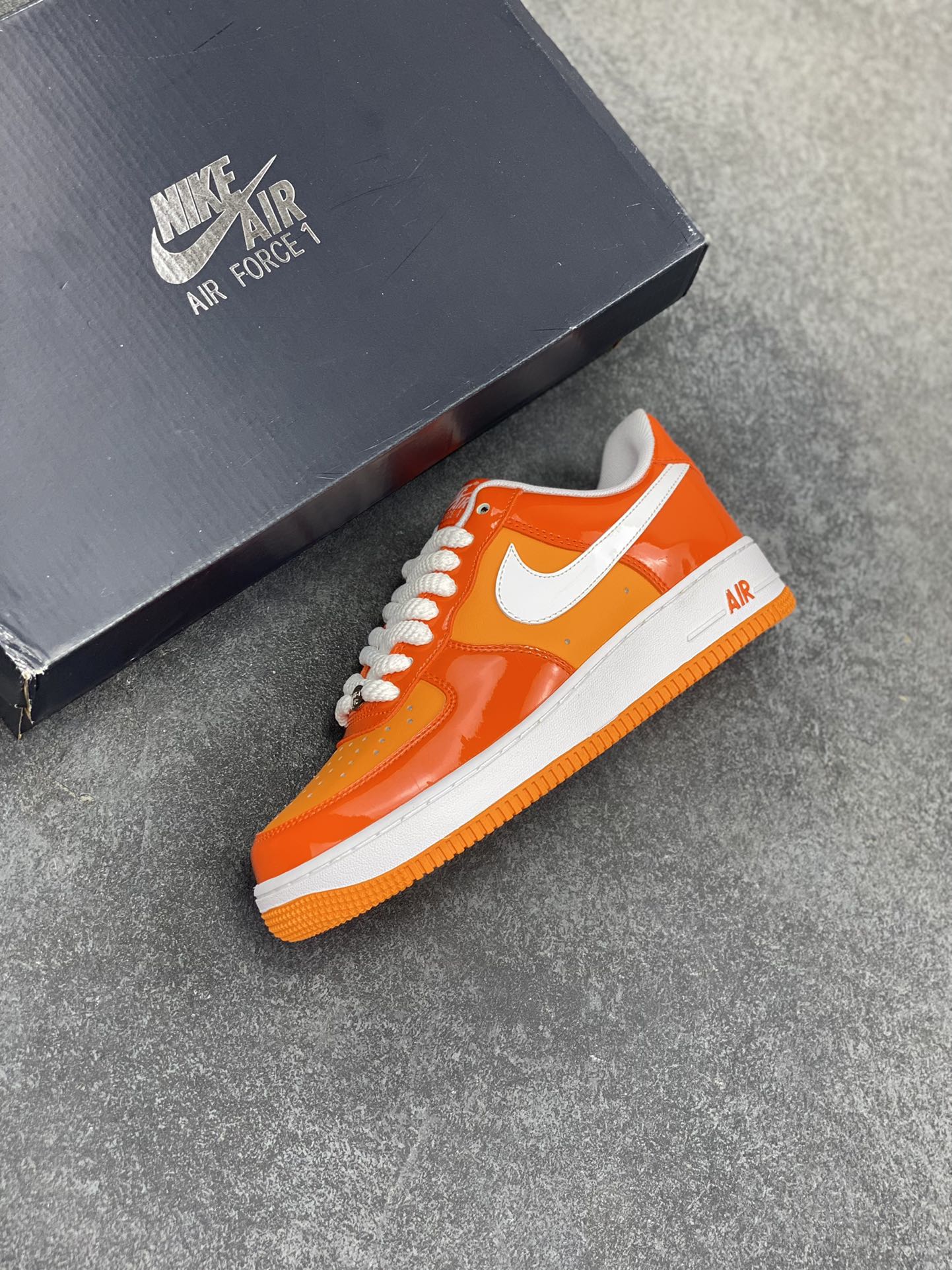 图片[7]-Nike Air Force 1 Low 镜面桔白勾 空军一号低帮运动休闲板鞋 原楦头原纸板 打造纯正空军版型#专注外贸渠道 全掌内置蜂窝气垫 #原盒配件 原厂中底钢印、拉帮完美 货号：HV9405-800 尺码：36 36.5 37.5 38 38.5 39 40 40.5 41 42 42.5 43 44 44.5 45-选品中心