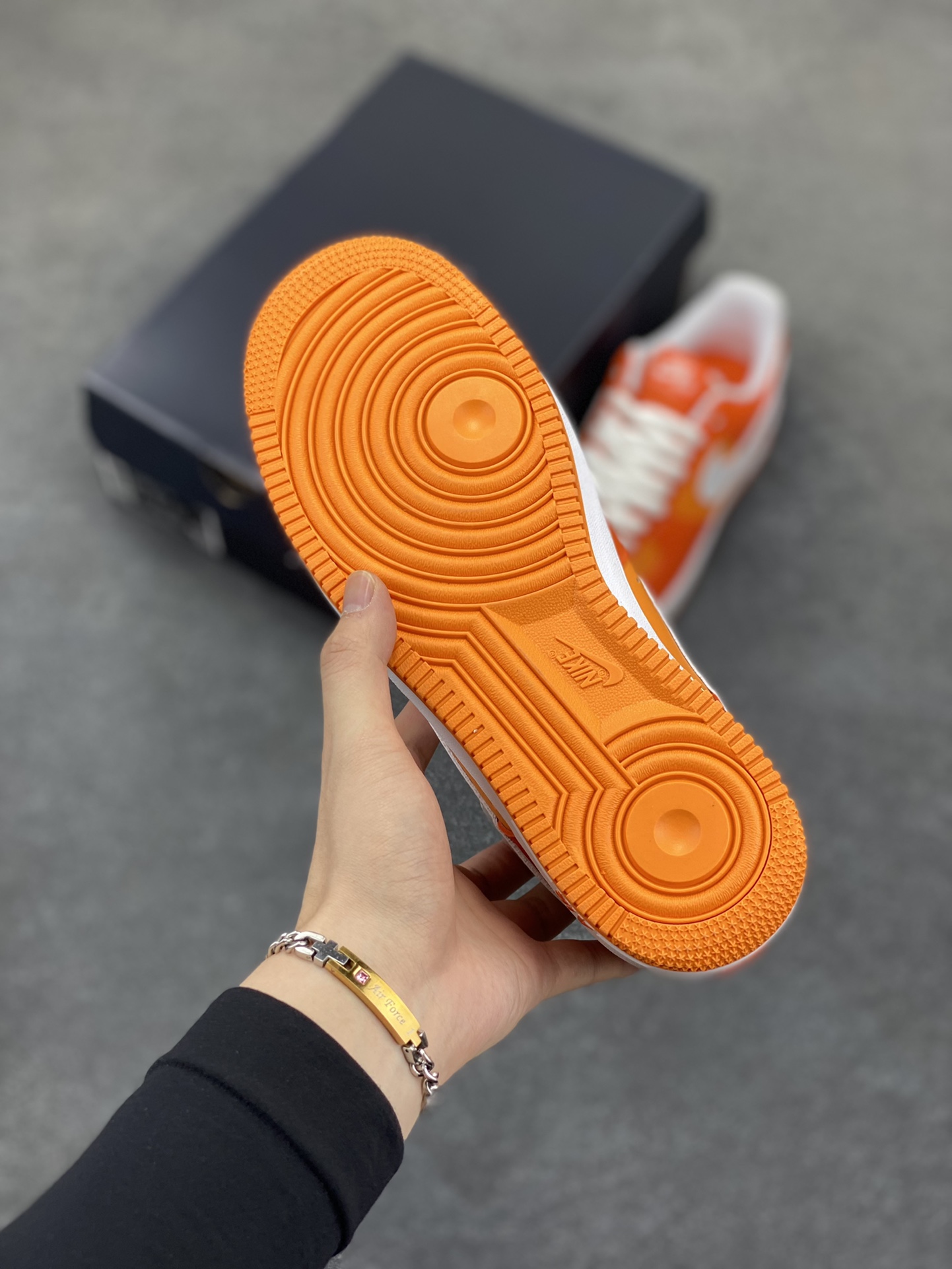 图片[5]-Nike Air Force 1 Low 镜面桔白勾 空军一号低帮运动休闲板鞋 原楦头原纸板 打造纯正空军版型#专注外贸渠道 全掌内置蜂窝气垫 #原盒配件 原厂中底钢印、拉帮完美 货号：HV9405-800 尺码：36 36.5 37.5 38 38.5 39 40 40.5 41 42 42.5 43 44 44.5 45-选品中心