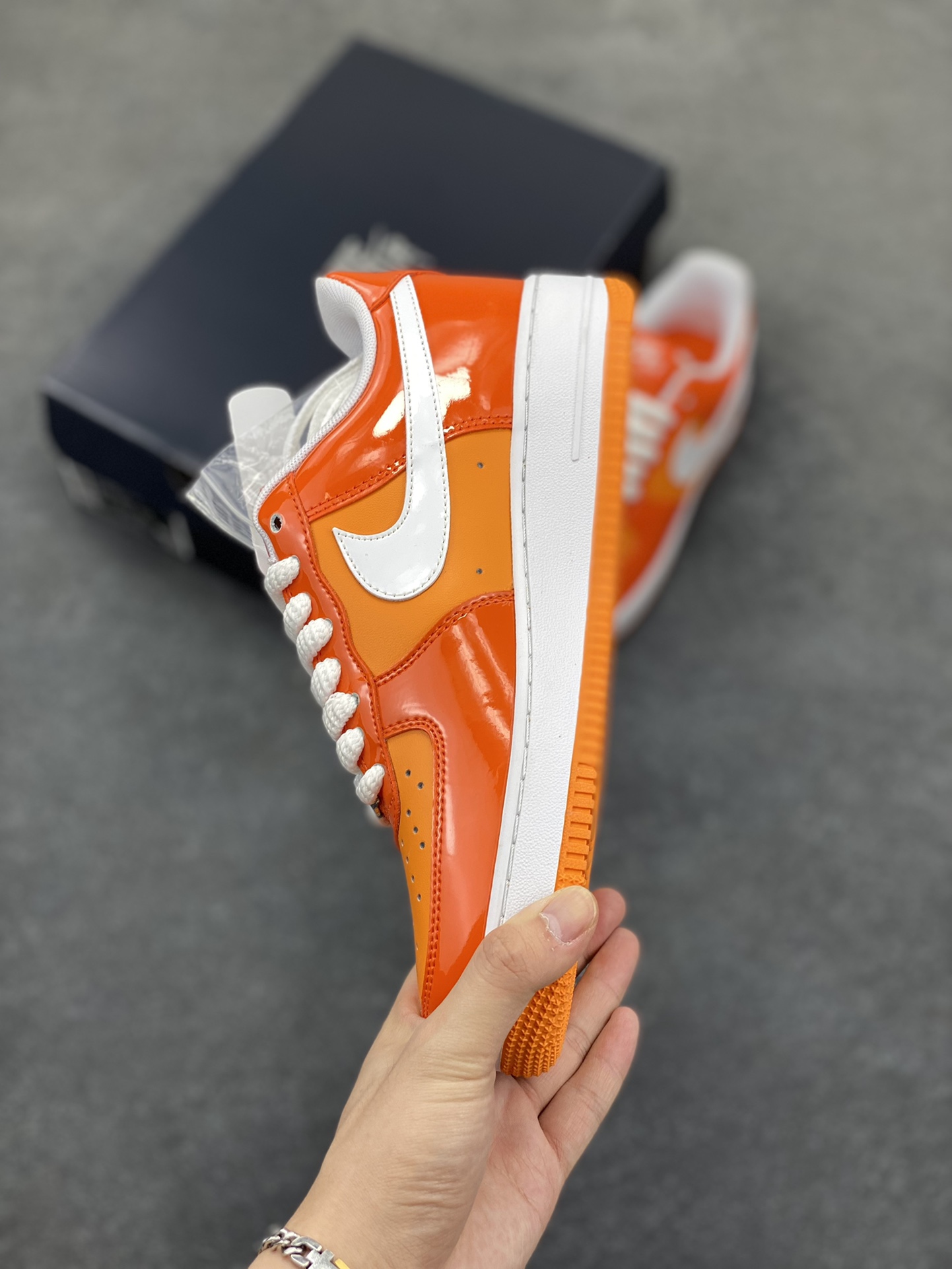 图片[3]-Nike Air Force 1 Low 镜面桔白勾 空军一号低帮运动休闲板鞋 原楦头原纸板 打造纯正空军版型#专注外贸渠道 全掌内置蜂窝气垫 #原盒配件 原厂中底钢印、拉帮完美 货号：HV9405-800 尺码：36 36.5 37.5 38 38.5 39 40 40.5 41 42 42.5 43 44 44.5 45-选品中心