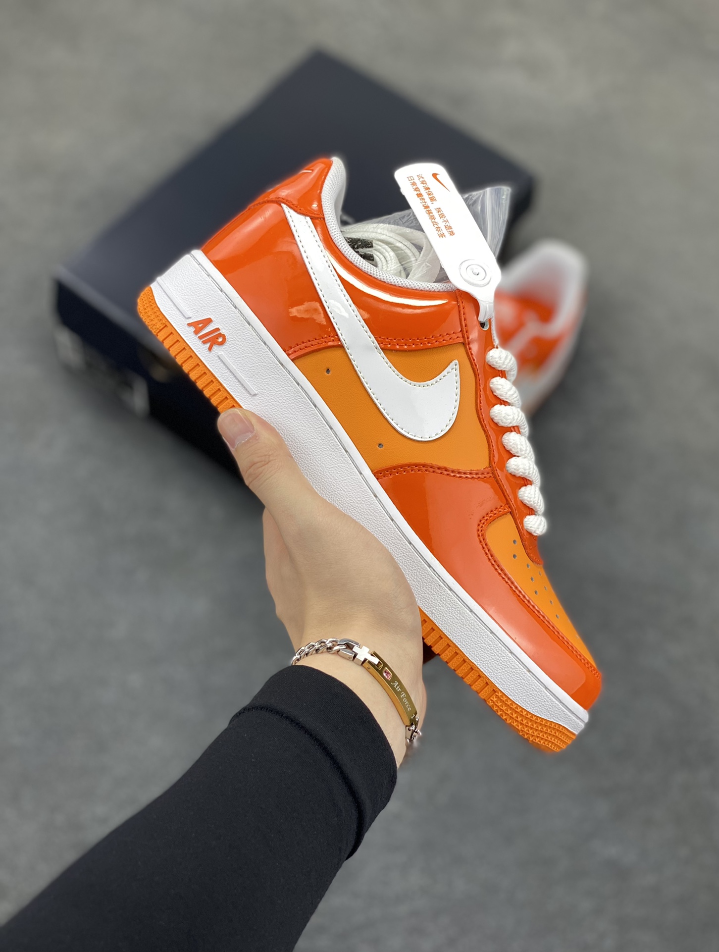 Nike Air Force 1 Low 镜面桔白勾 空军一号低帮运动休闲板鞋 原楦头原纸板 打造纯正空军版型#专注外贸渠道 全掌内置蜂窝气垫 #原盒配件 原厂中底钢印、拉帮完美 货号:HV9405-800 尺码:36 36.5 37.5 38 38.5 39 40 40.5 41 42 42.5 43 44 44.5 45-选品中心