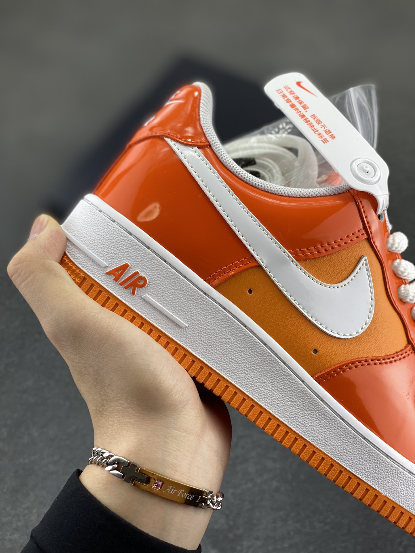 图片[6]-Nike Air Force 1 Low 镜面桔白勾 空军一号低帮运动休闲板鞋 原楦头原纸板 打造纯正空军版型#专注外贸渠道 全掌内置蜂窝气垫 #原盒配件 原厂中底钢印、拉帮完美 货号：HV9405-800 尺码：36 36.5 37.5 38 38.5 39 40 40.5 41 42 42.5 43 44 44.5 45-选品中心