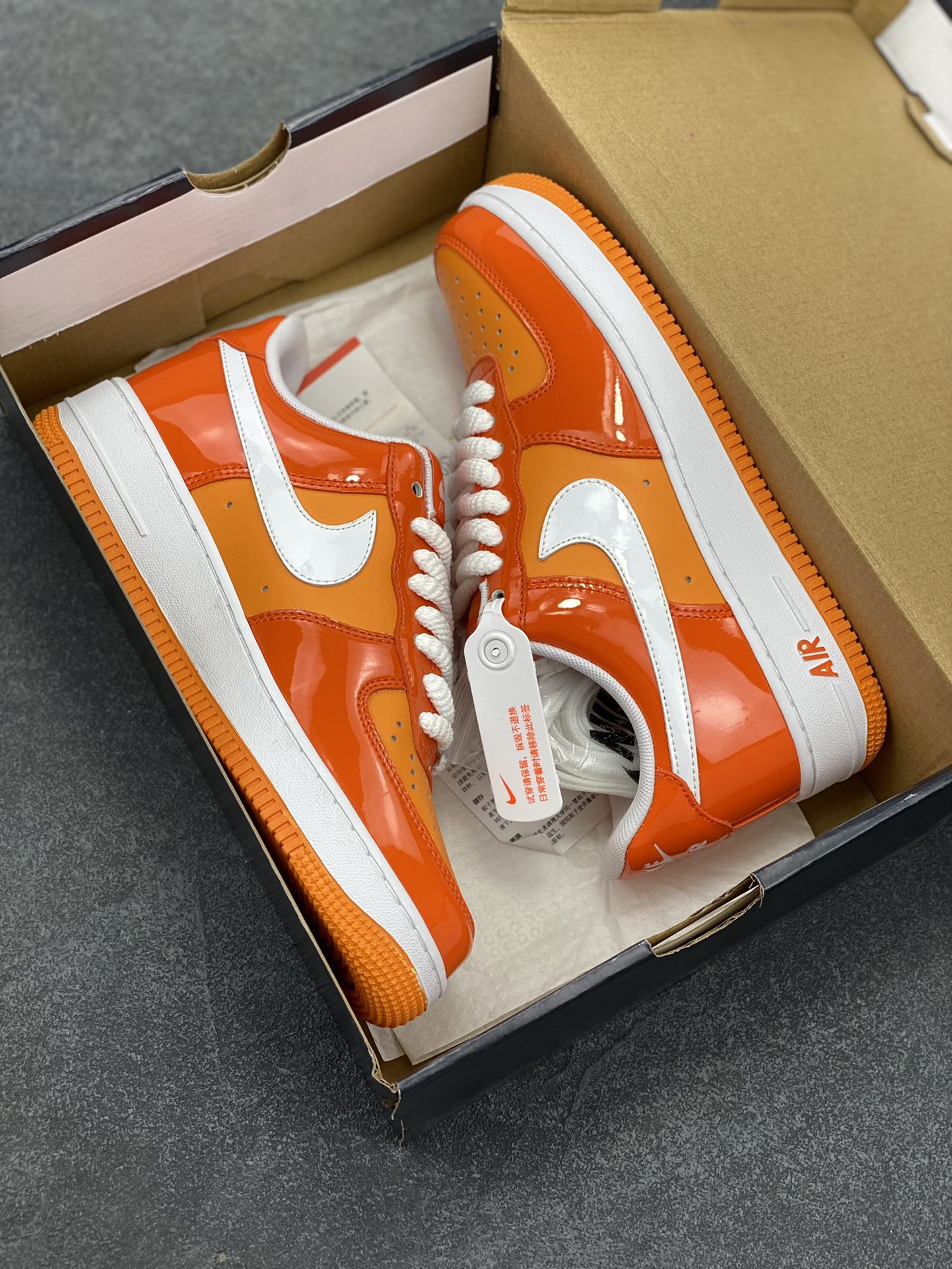 图片[9]-Nike Air Force 1 Low 镜面桔白勾 空军一号低帮运动休闲板鞋 原楦头原纸板 打造纯正空军版型#专注外贸渠道 全掌内置蜂窝气垫 #原盒配件 原厂中底钢印、拉帮完美 货号：HV9405-800 尺码：36 36.5 37.5 38 38.5 39 40 40.5 41 42 42.5 43 44 44.5 45-选品中心