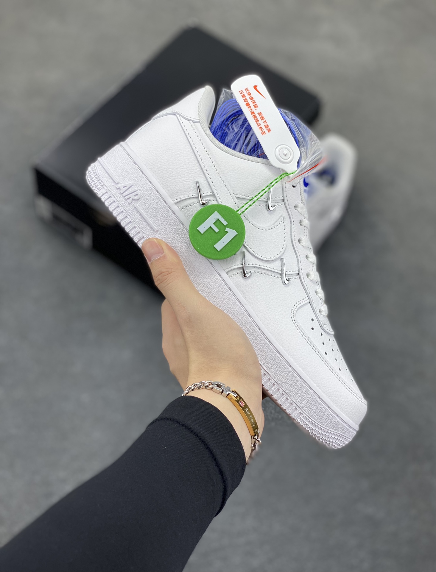 Nk Air Force 1\'07 Low 联名小银勾 空军一号低帮休闲板鞋 原楦头原纸板 打造纯正空军版型#专注外贸渠道 全掌内置蜂窝气垫 #原盒配件 原厂中底钢印、拉帮完美 货号：CT1990-100 尺码：36 36.5 37.5 38 38.5 39 40 40.5 41 42 42.5 43 44 44.5 45-选品中心