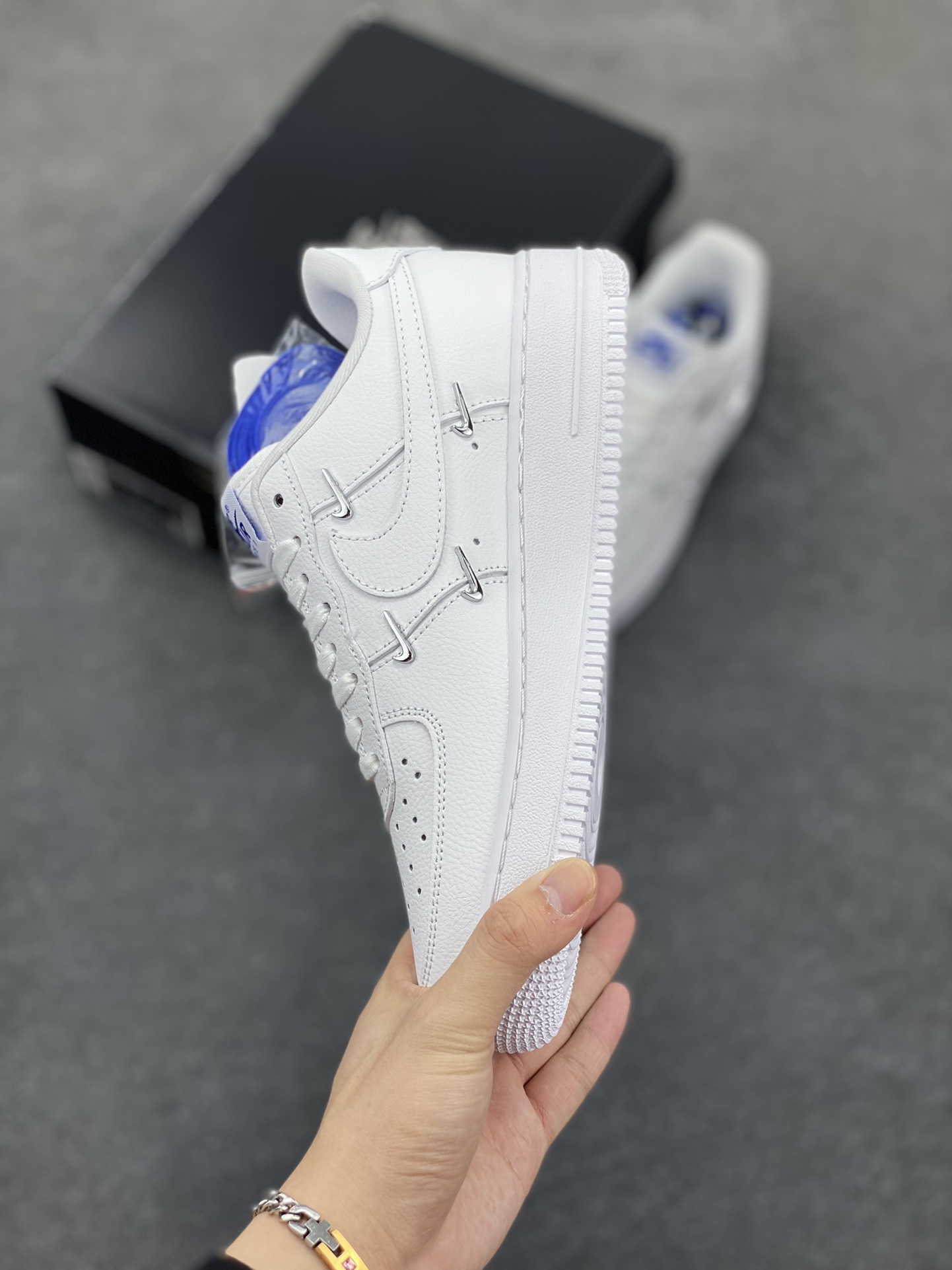 图片[3]-Nk Air Force 1\’07 Low 联名小银勾 空军一号低帮休闲板鞋 原楦头原纸板 打造纯正空军版型#专注外贸渠道 全掌内置蜂窝气垫 #原盒配件 原厂中底钢印、拉帮完美 货号：CT1990-100 尺码：36 36.5 37.5 38 38.5 39 40 40.5 41 42 42.5 43 44 44.5 45-选品中心