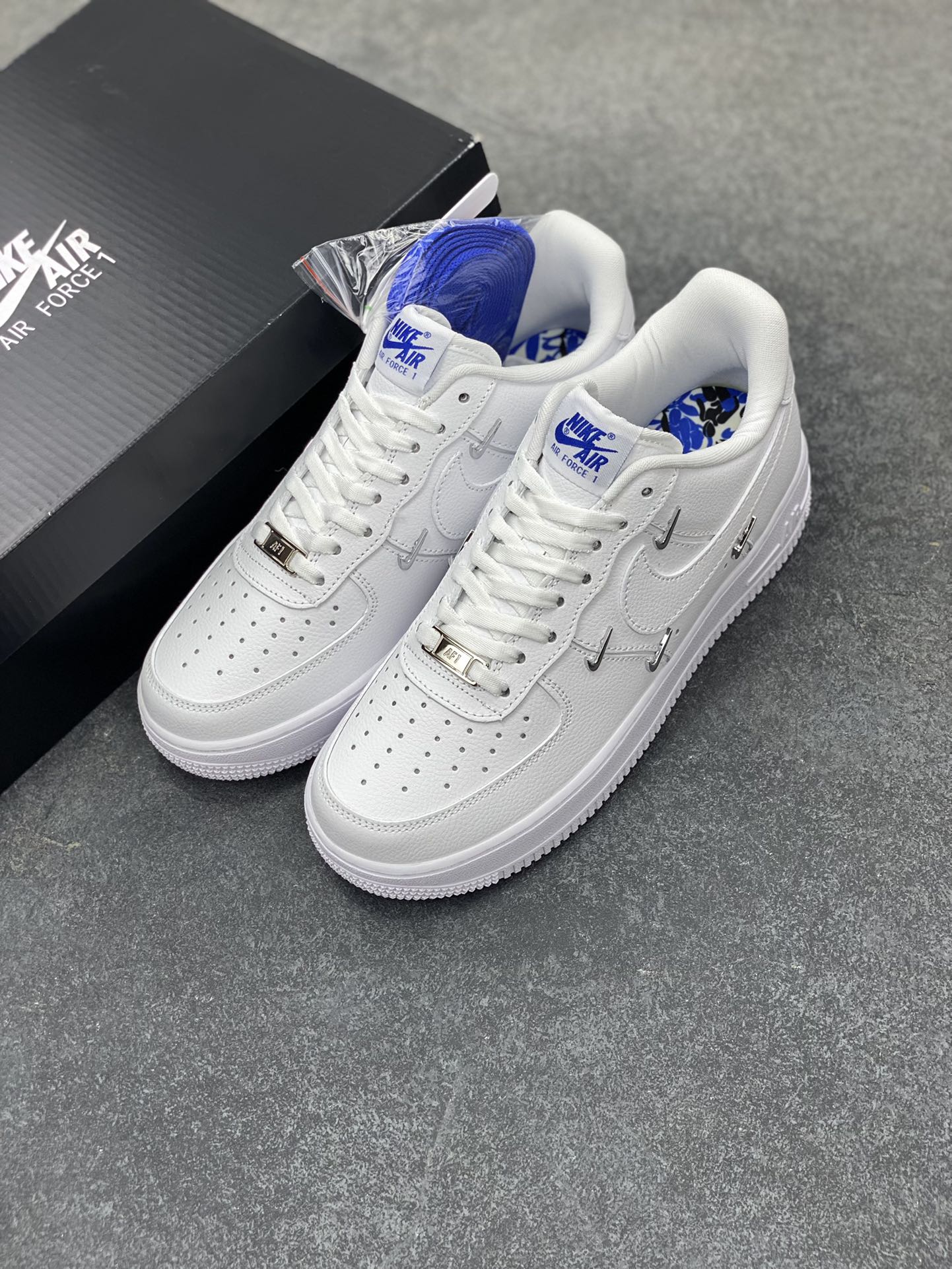 图片[8]-Nk Air Force 1\’07 Low 联名小银勾 空军一号低帮休闲板鞋 原楦头原纸板 打造纯正空军版型#专注外贸渠道 全掌内置蜂窝气垫 #原盒配件 原厂中底钢印、拉帮完美 货号：CT1990-100 尺码：36 36.5 37.5 38 38.5 39 40 40.5 41 42 42.5 43 44 44.5 45-选品中心