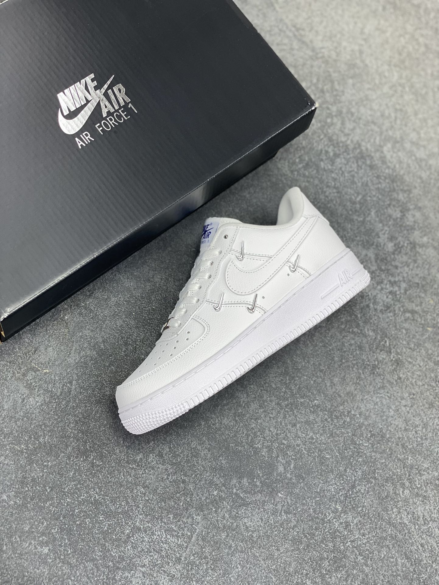 图片[7]-Nk Air Force 1\’07 Low 联名小银勾 空军一号低帮休闲板鞋 原楦头原纸板 打造纯正空军版型#专注外贸渠道 全掌内置蜂窝气垫 #原盒配件 原厂中底钢印、拉帮完美 货号：CT1990-100 尺码：36 36.5 37.5 38 38.5 39 40 40.5 41 42 42.5 43 44 44.5 45-选品中心